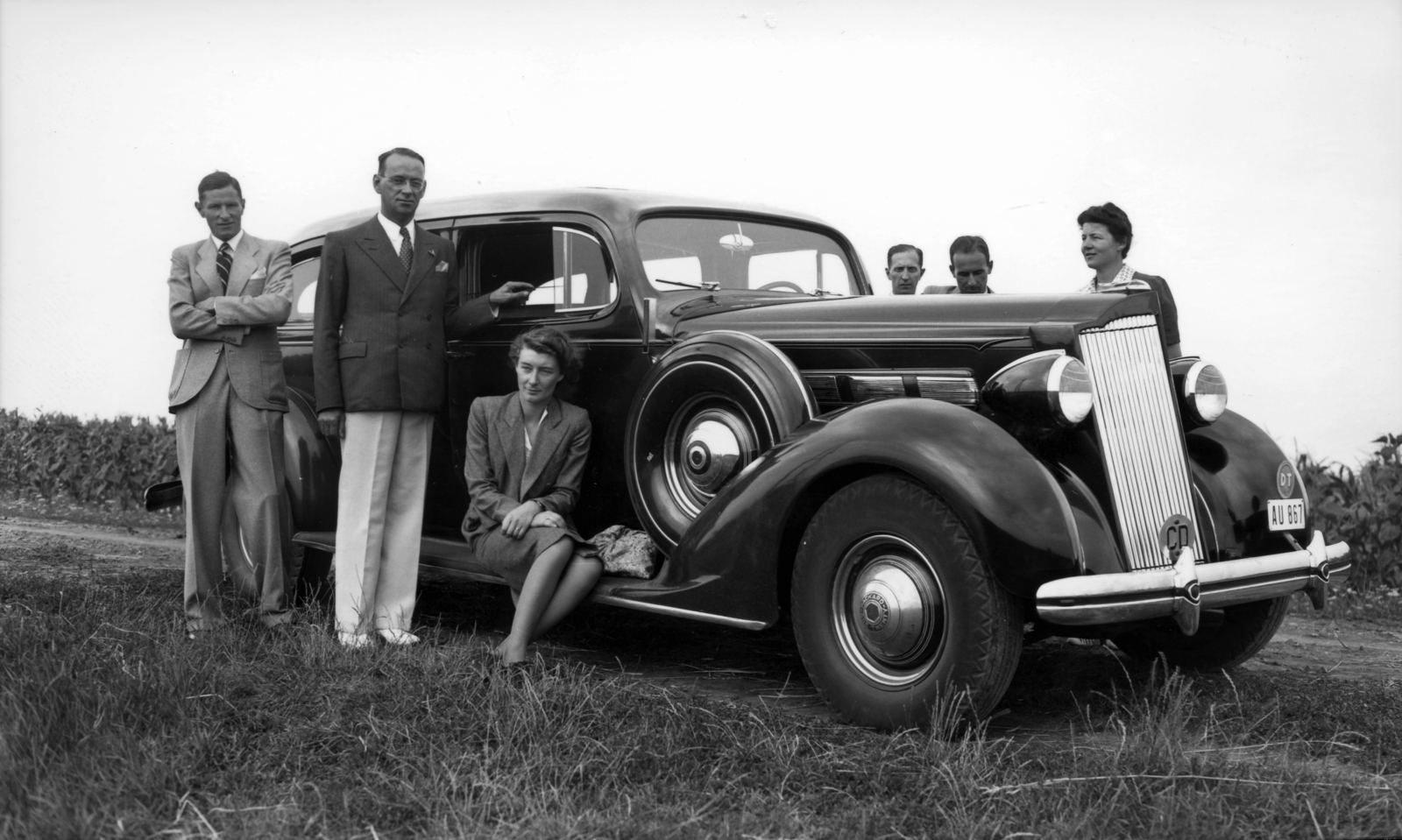 1944, Archiv für Zeitgeschichte ETH Zürich / Agnes Hirschi, Carl Lutz, amerikai gyártmány, automobil, rendszám, Packard-márka, pótkerék, diplomata jelzés, karba tett kéz, autón ülni, Fortepan #105825