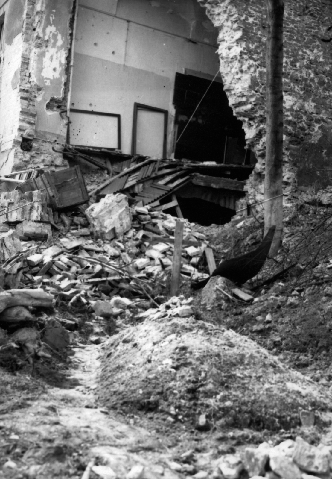 1945, Archiv für Zeitgeschichte ETH Zürich / Agnes Hirschi, Carl Lutz, war damage, siege, damaged building, grave, Fortepan #105828