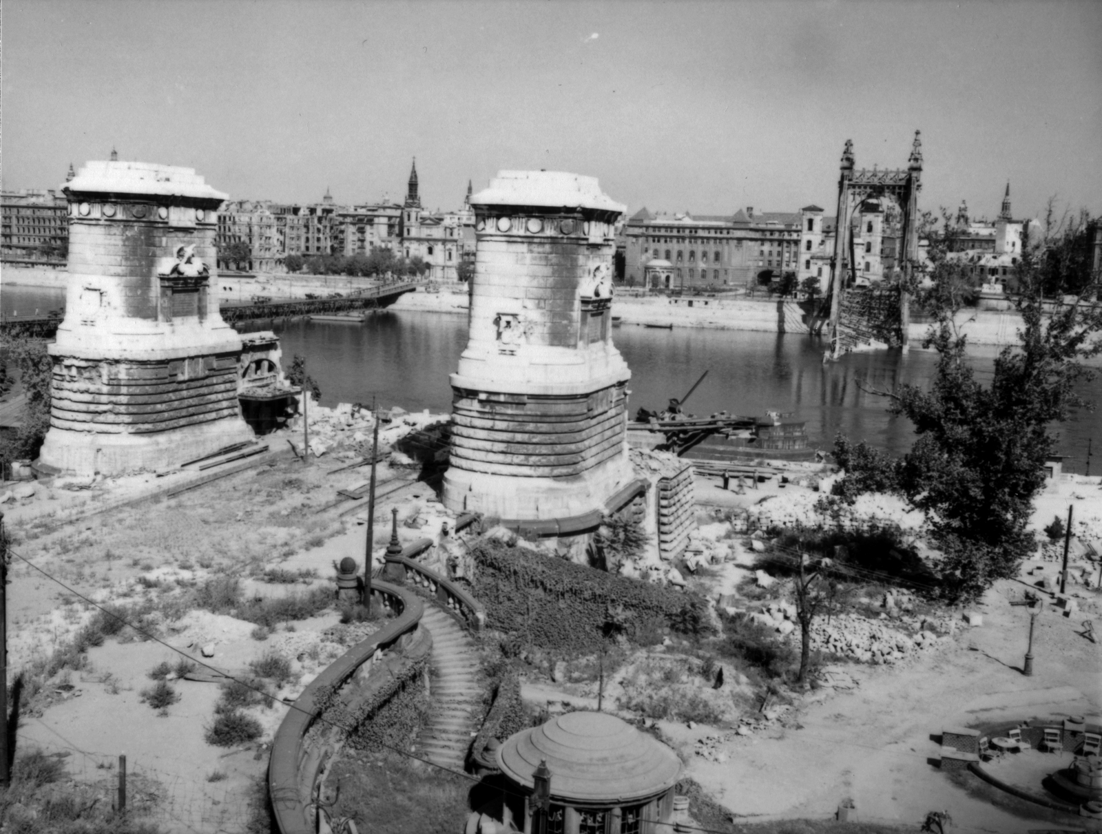 Hungary, Budapest V.,Budapest I., a lerombolt Erzsébet híd budai hídfője, balra a Petőfi (Böske) pontonhíd., 1945, Archiv für Zeitgeschichte ETH Zürich / Agnes Hirschi, Carl Lutz, war damage, wrecked bridge, pontoon bridge, Budapest, Fortepan #105829