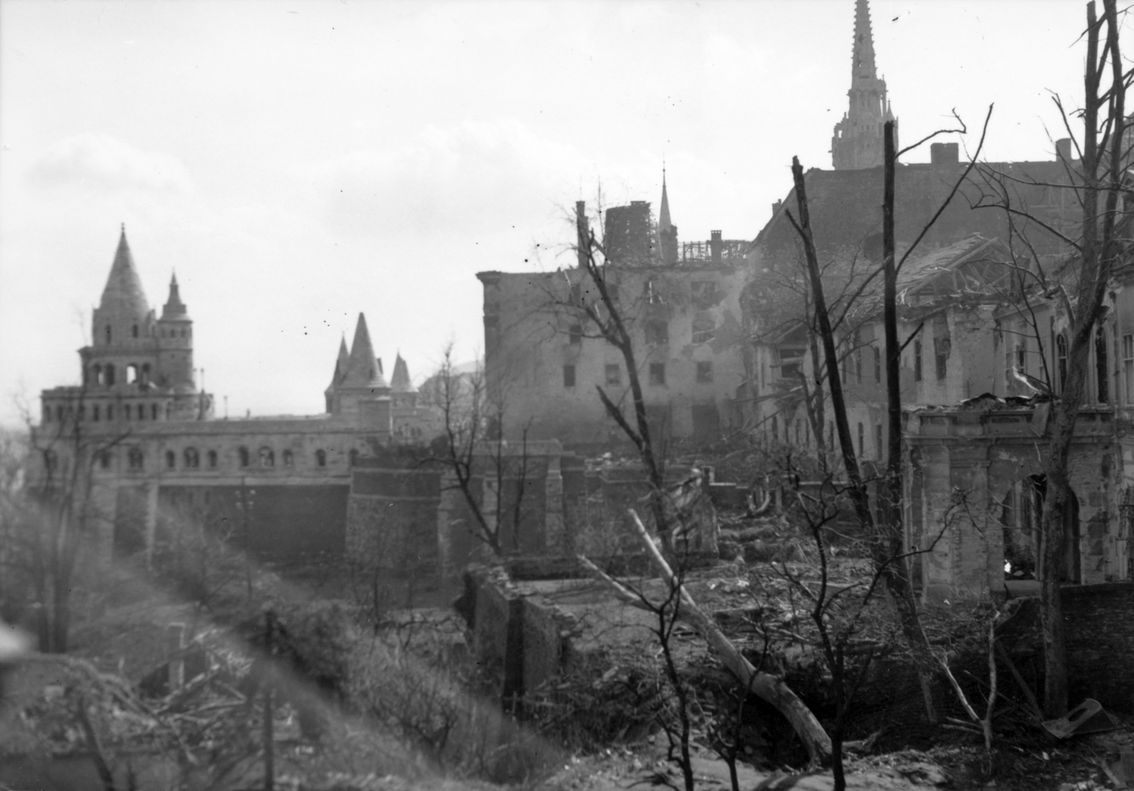 Magyarország, budai Vár, Budapest I., kilátás az Erdődy-Hatvany palotától a Halászbástya felé, jobbra a korábbi brit követség., 1945, Archiv für Zeitgeschichte ETH Zürich / Agnes Hirschi, Carl Lutz, háborús kár, ostrom, Budapest, Fortepan #105833