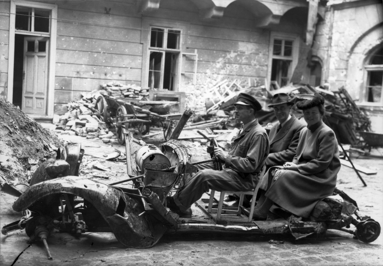 Hungary, Budapest I., a Táncsics Mihály (Verbőczy) utca 1., a korábbi brit követség udvara., 1945, Archiv für Zeitgeschichte ETH Zürich / Agnes Hirschi, Carl Lutz, German brand, chariot, siege, DKW-brand, jesting, wreck, Budapest, Fortepan #105834