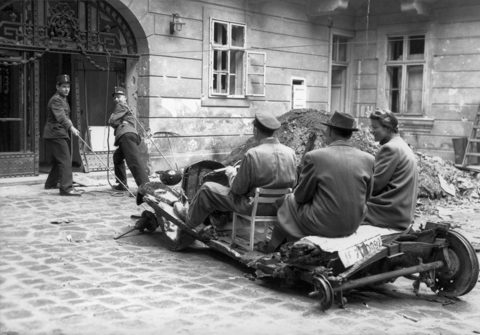 Hungary, Budapest I., a Táncsics Mihály (Verbőczy) utca 1., a korábbi brit követség udvara., 1945, Archiv für Zeitgeschichte ETH Zürich / Agnes Hirschi, Carl Lutz, Gerrman brand, siege, DKW-brand, cop, jesting, wreck, number plate, forged steel door, Budapest, Fortepan #105835