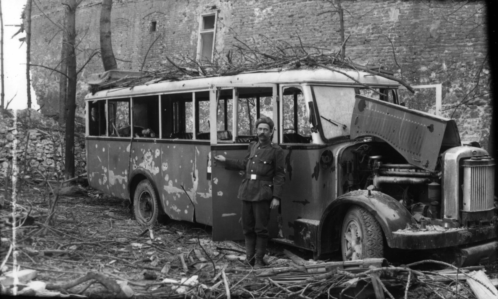 1945, Archiv für Zeitgeschichte ETH Zürich / Agnes Hirschi, Carl Lutz, ostrom, járműroncs, bolgár katona, FBW-márka, svájci gyártmány, fagáz, Fortepan #105837