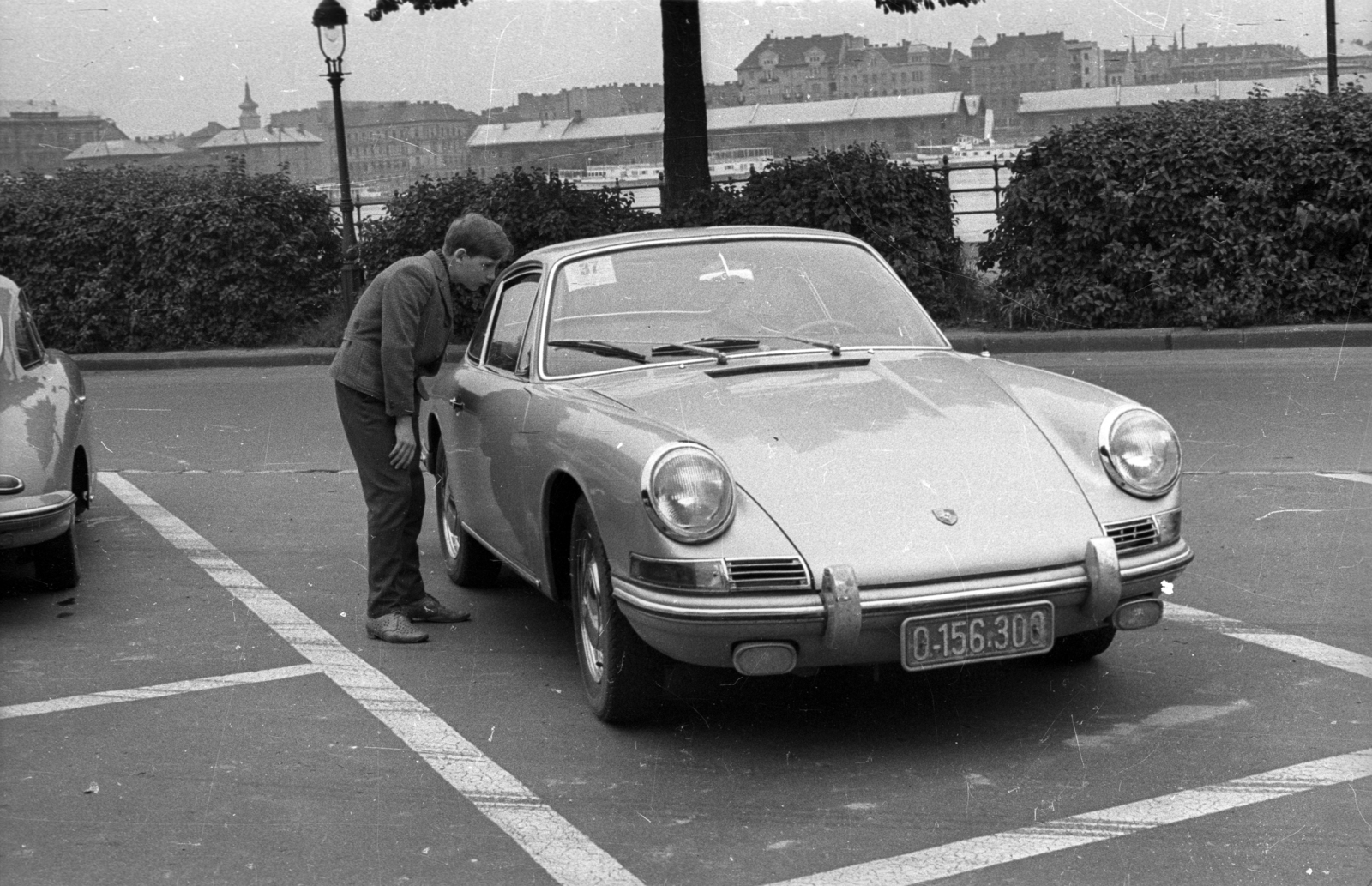 Magyarország, Budapest XI., Műegyetem rakpart, a Duna túlpartján a Közraktárak., 1965, Hunyady József, automobil, rendszám, Porsche-márka, Porsche 911, Budapest, Porsche 356, Fortepan #105850