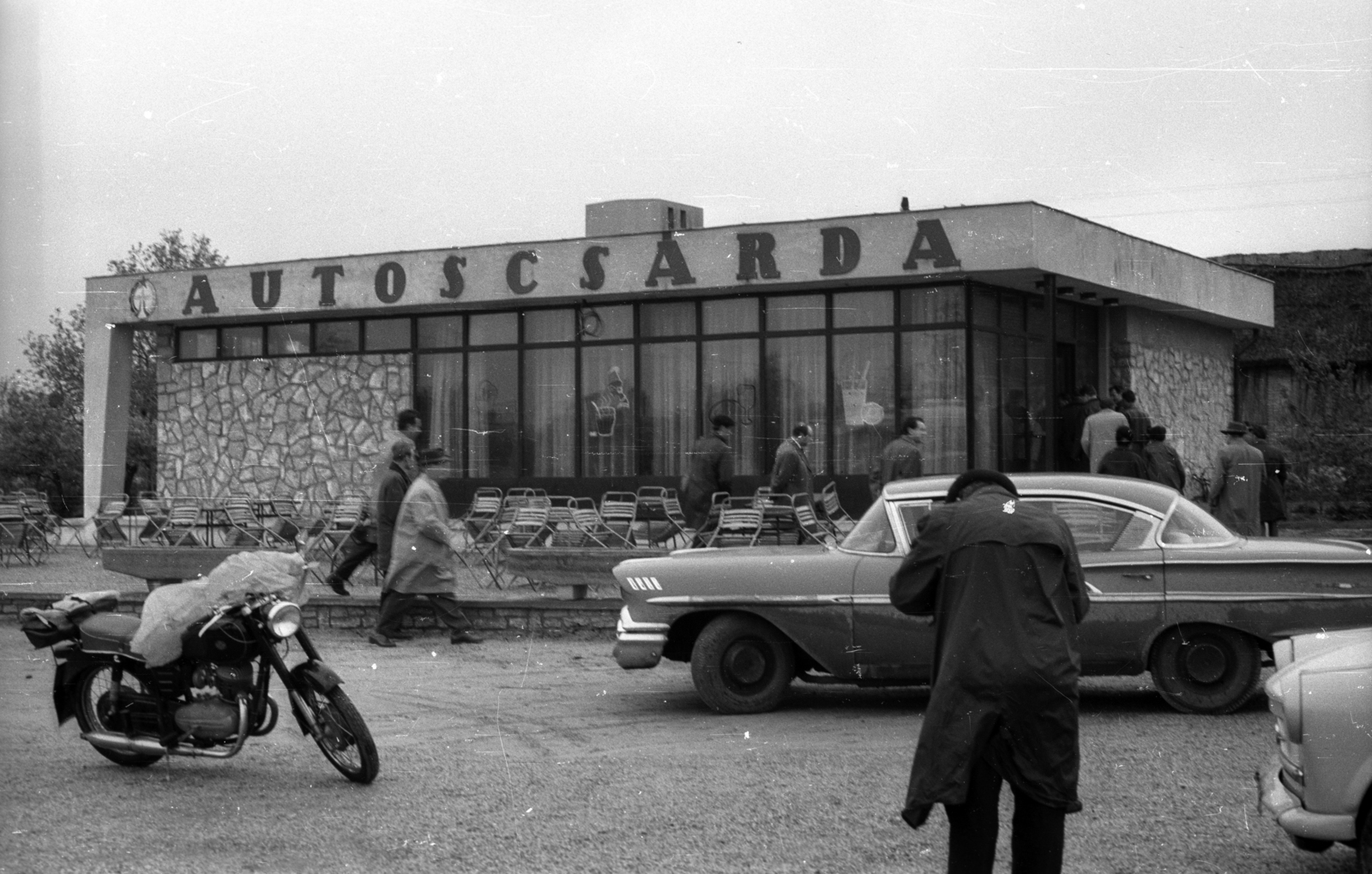 Magyarország, Balatonkeresztúr, Autóscsárda., 1965, Hunyady József, motorkerékpár, Chevrolet-márka, automobil, Fortepan #105855