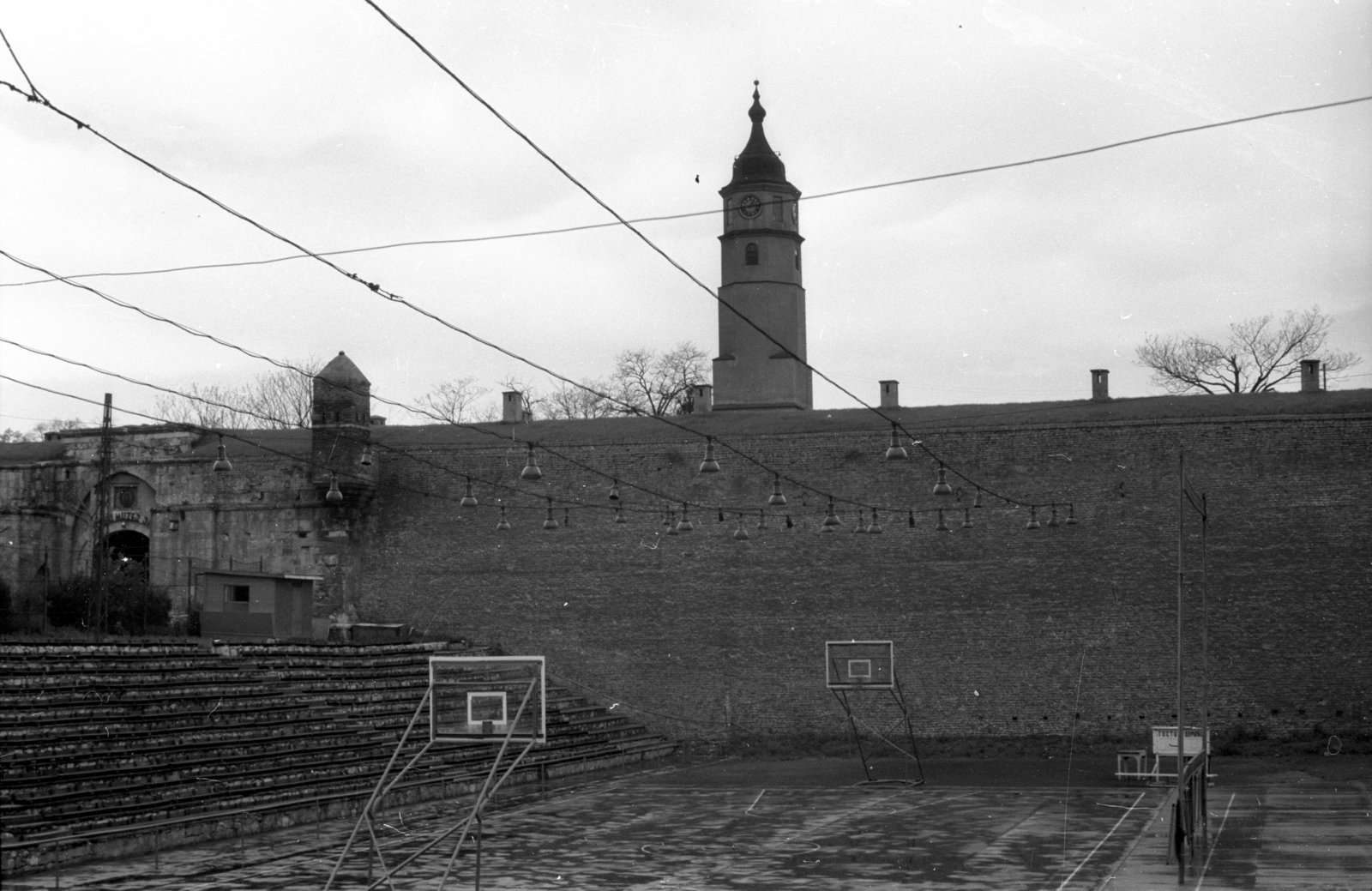 Szerbia, Belgrád, Nándorfehérvári vár, balra a Hadtörténeti Múzeum bejárata., 1965, Hunyady József, Fortepan #105862