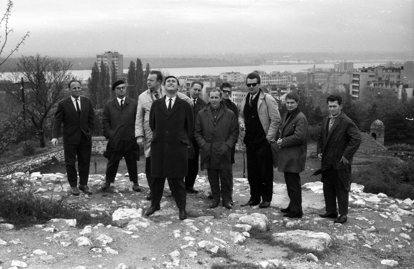 Szerbia, Belgrád, Nándorfehérvár, kilátás a várból, háttérben a Duna. Balról Végh Antal író, Varga Imre író, Abody Béla író, Csukás István író, Dersi Tamás újságíró, Gerelyes Endre író, újságíró, ?, Tóth János újságíró, Baráth Lajos író, ?. A felvétel az Írószövetség jugoszláviai útján készült., 1965, Hunyady József, hátratett kéz, zsebredugott kéz, Fortepan #105867