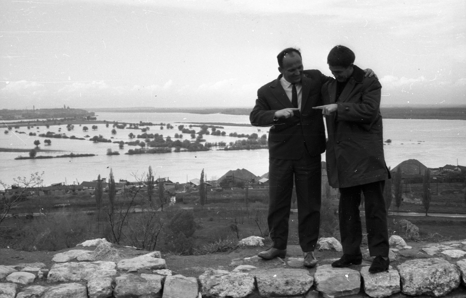 Szerbia, Belgrád, Nándorfehérvár, kilátás a várból, háttérben a Duna. Végh Antal és Baráth Lajos írók. A felvétel az Írószövetség jugoszláviai útján készült., 1965, Hunyady József, karok a vállon, Fortepan #105871