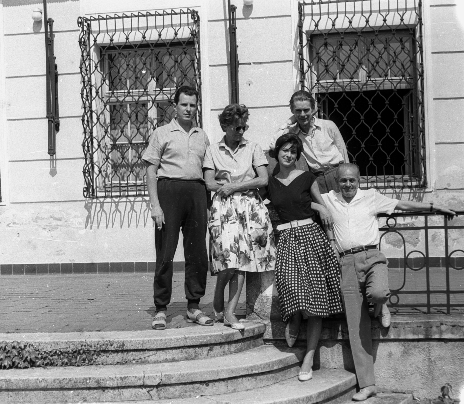 Magyarország,Balaton, Szigliget, Esterházy-kastély, Írók Alkotóháza. Előtérben jobbra Mátyás Ferenc költő, író., 1962, Hunyady József, Fortepan #105882