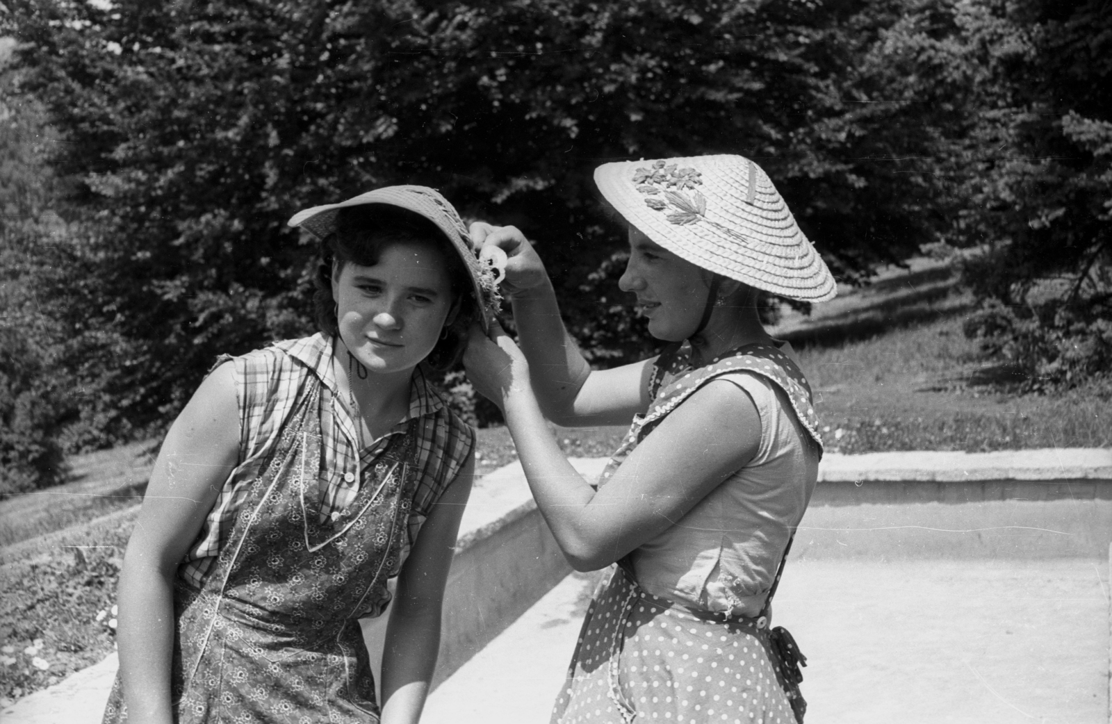 Magyarország,Balaton, Szigliget, kertészlányok az Esterházy-kastély, az Írók Alkotóházának parkjában., 1962, Hunyady József, szalmakalap, Fortepan #105884