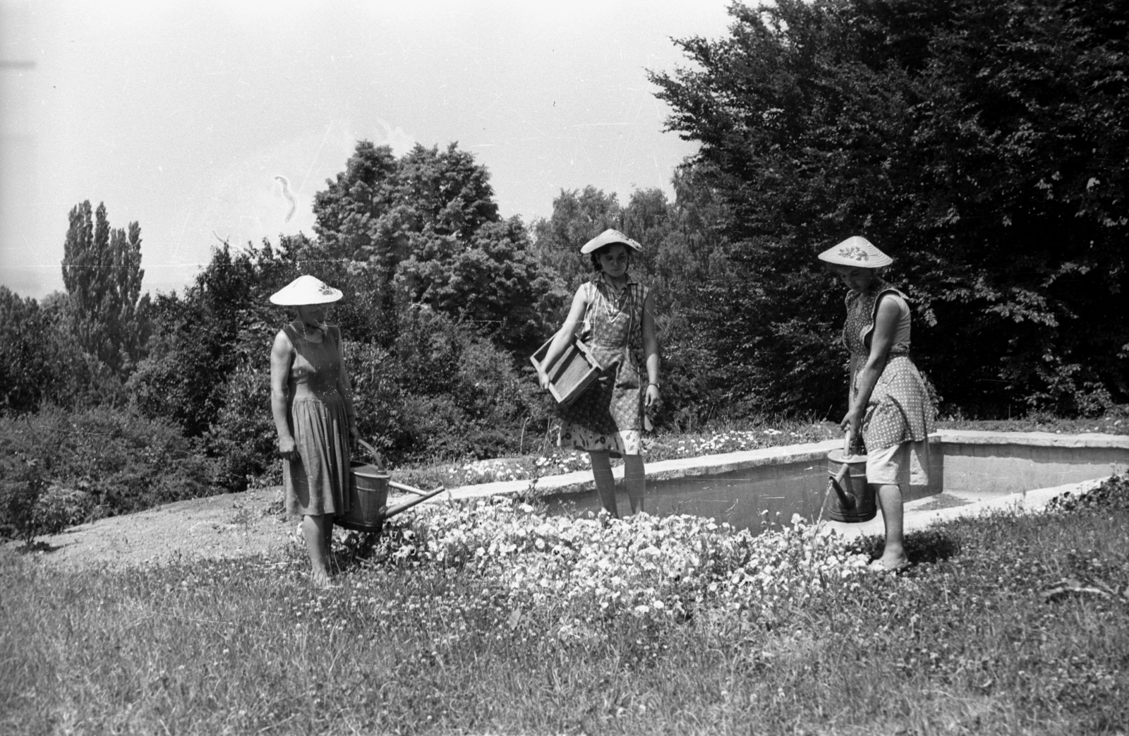 Hungary,Lake Balaton, Szigliget, kertészlányok az Esterházy-kastély, az Írók Alkotóházának parkjában., 1962, Hunyady József, straw hat, watering can, Fortepan #105886