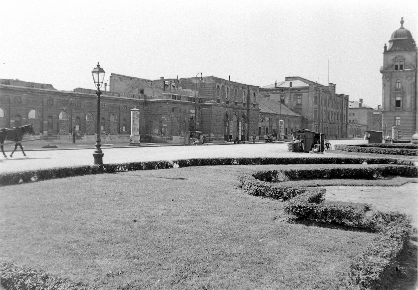 Hungary, Győr, Városház (Szabadság) tér, vasútállomás., 1950, UVATERV, war damage, horse, lamp post, train station, train station, Ferenc Pfaff-design, Fortepan #10589