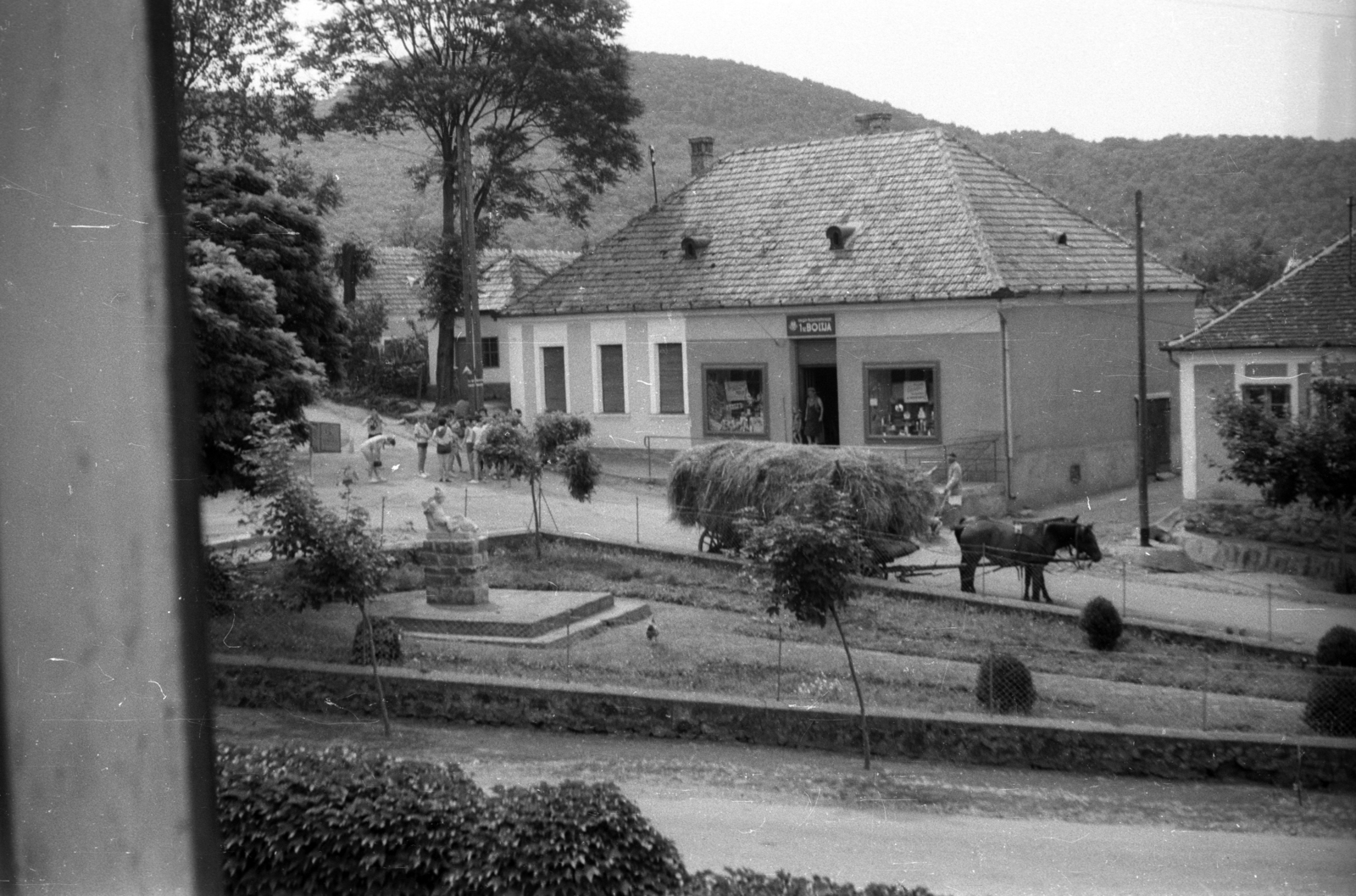 Magyarország,Balaton, Szigliget, Kossuth utca, kilátás az Esterházy-kastély, az Írók Alkotóházának ablakából a Tanácsháza (később Polgármesteri Hivatal) felé. A parkban A hal és a halász szobra., 1962, Hunyady József, lovaskocsi, élelmiszerbolt, Fortepan #105911