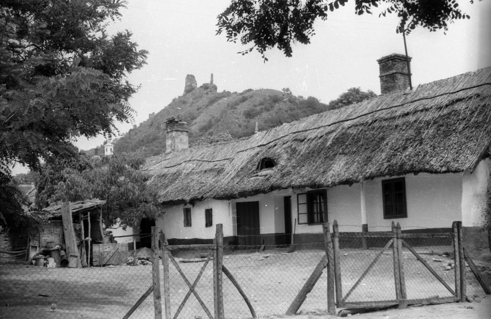 Magyarország,Balaton, Szigliget, Vár., 1962, Hunyady József, nádtető, várrom, zsúptető, Fortepan #105917
