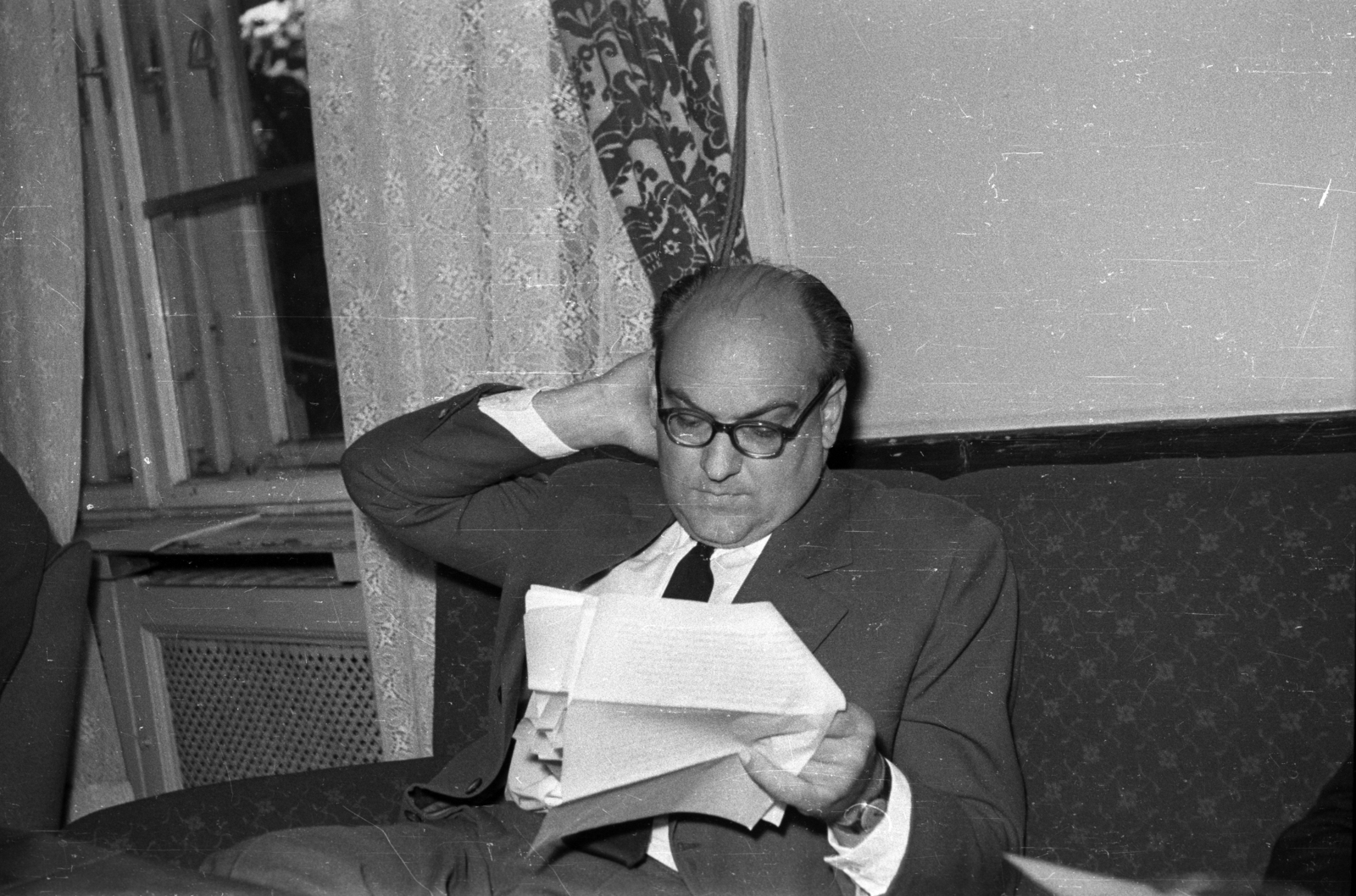 Hungary, Budapest VI., Kéry László irodalomtörténész. A felvétel az Írószövetség Bajza utca 18. alatti székházában készült., 1962, Hunyady József, Budapest, reading, Fortepan #105920