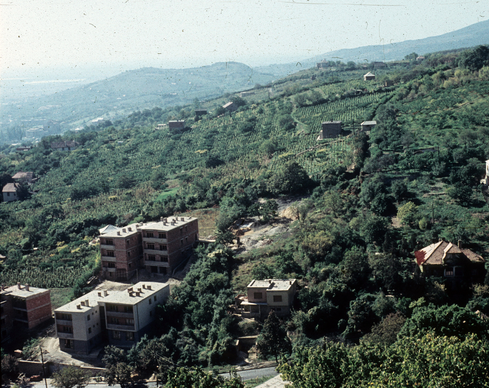 Hungary, Pécs, kilátás a Hotel Kikelet felől, előtérben a Hunyadi János utca, távolban a Makár-domb., 1963, Hunyady József, colorful, Fortepan #105923