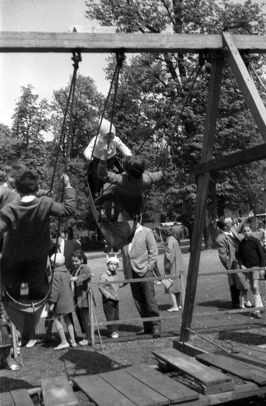 Hungary, Városmajor, Budapest XII., 1964, Hunyady József, swing-boat, Budapest, Fortepan #105938