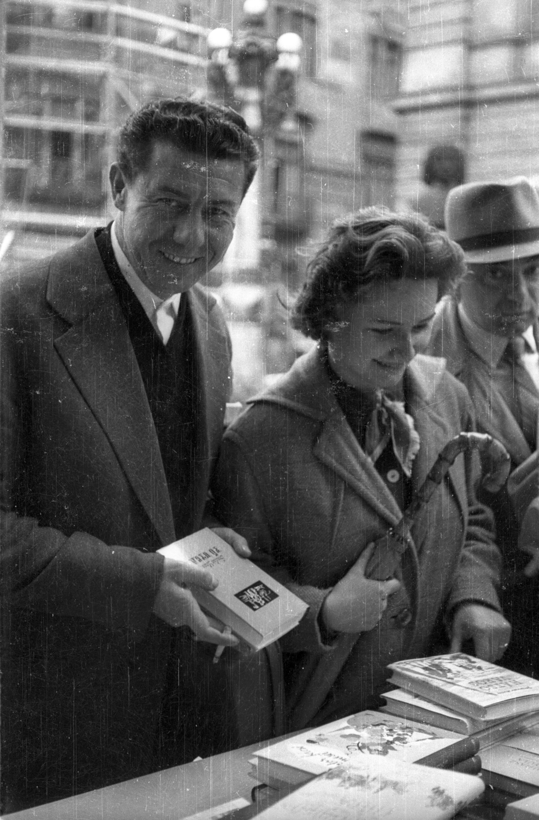 Hungary, Budapest XIII., Szent István körút, Ünnepi könyvhét a Vígszínház (ekkor a Magyar Néphadsereg Színháza) előtt. Balra Farkas Antal színművész., 1958, Hunyady József, umbrella, Budapest, book fair, celebrity, Fortepan #105940