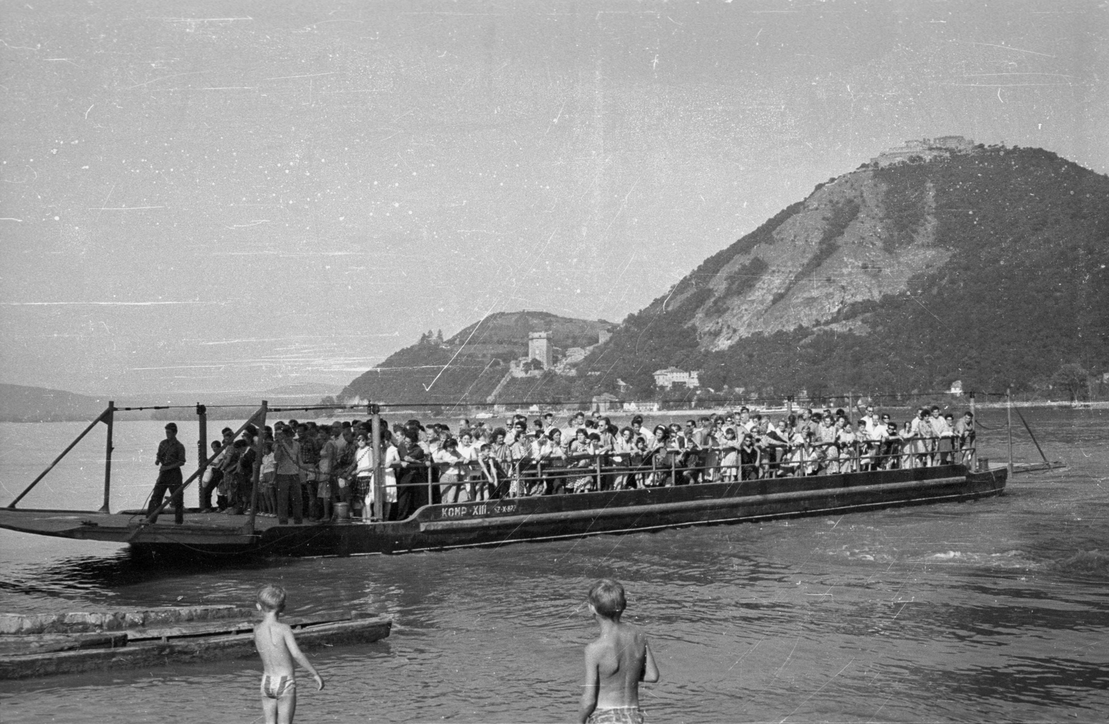 Magyarország,Dunakanyar, Nagymaros, a Nagymaros és Visegrád között közlekedő komp a Dunán. Szemben a túlparton Visegrád, az Alsóvár a lakótoronnyal / Salamon-torony és fenn a Fellegvár., 1965, Hunyady József, komp, Fortepan #105943