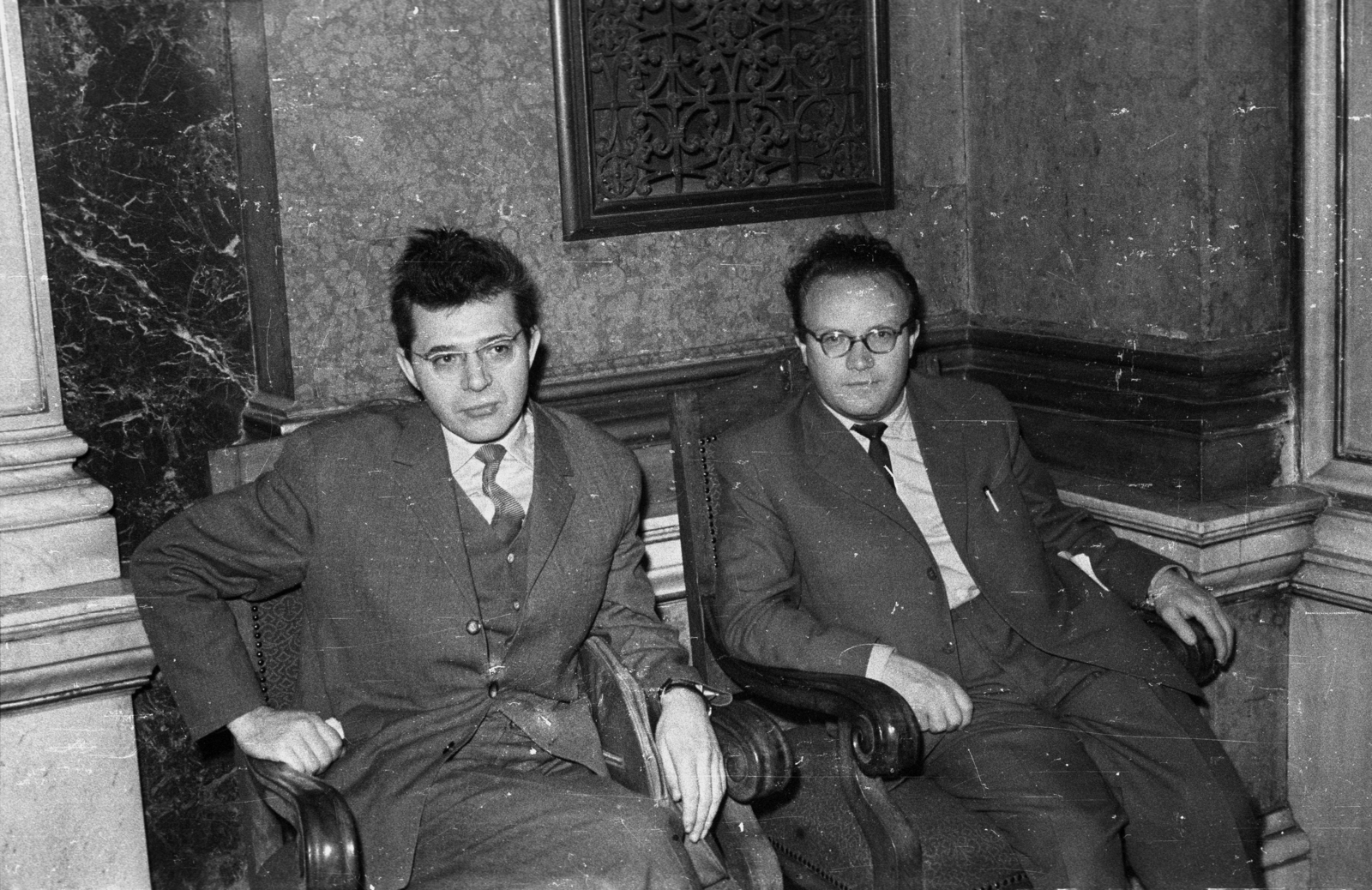 Magyarország, Budapest V., Váci utca 62-64., a pesti Új Városháza. A felvétel az Írószövetség közgyűlése alkalmával készült., 1962, Hunyady József, szemüveg, kettős portré, karosszék, Budapest, Fortepan #105947