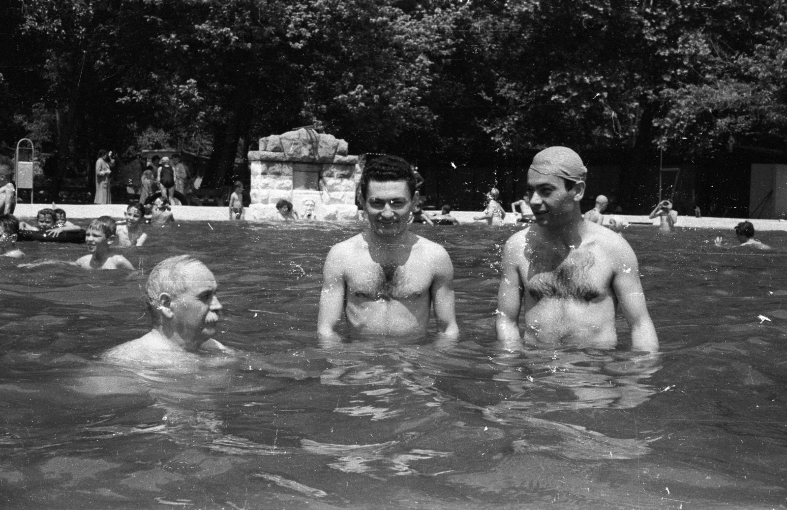 Hungary, Harkány, gyógyfürdő. Balra Veres Péter író, úszósapkával Csoóri Sándor költő., 1962, Hunyady József, bathing caps, hairy chest, Fortepan #105956