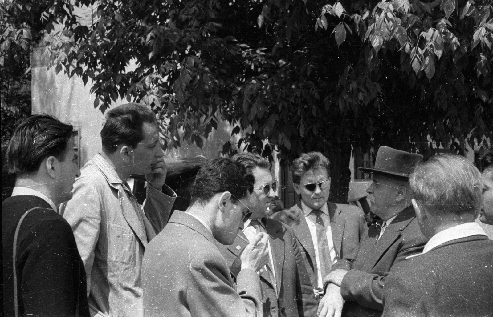 Magyarország, balra sötét zakóban Türkés Tibor irodalomtörténész, jobbra kalappal Veres Péter író., 1962, Hunyady József, Fortepan #105957