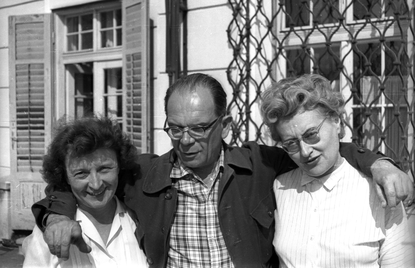 Hungary,Lake Balaton, Szigliget, Esterházy-kastély, Írók Alkotóháza. Balra Donászy Magda író, költő, középen Fodor József költő., 1961, Hunyady József, venetian blind, window bars, Fortepan #106005