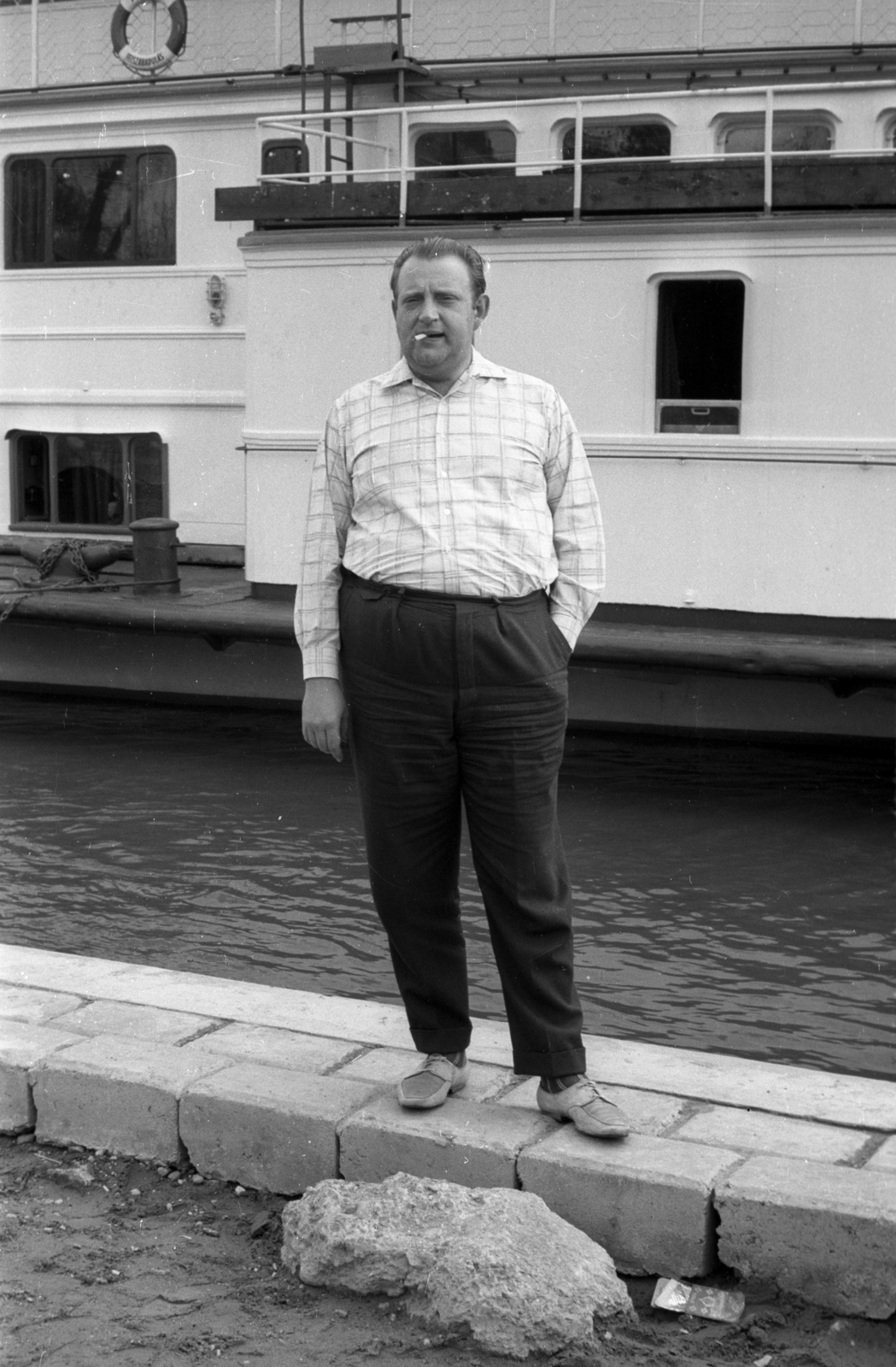 Szerbia, Újvidék, Duna-part, Abody Béla író az Írószövetség jugoszláviai útján, háttérben a Felszabadulás gőzhajó., 1965, Hunyady József, Fortepan #106019