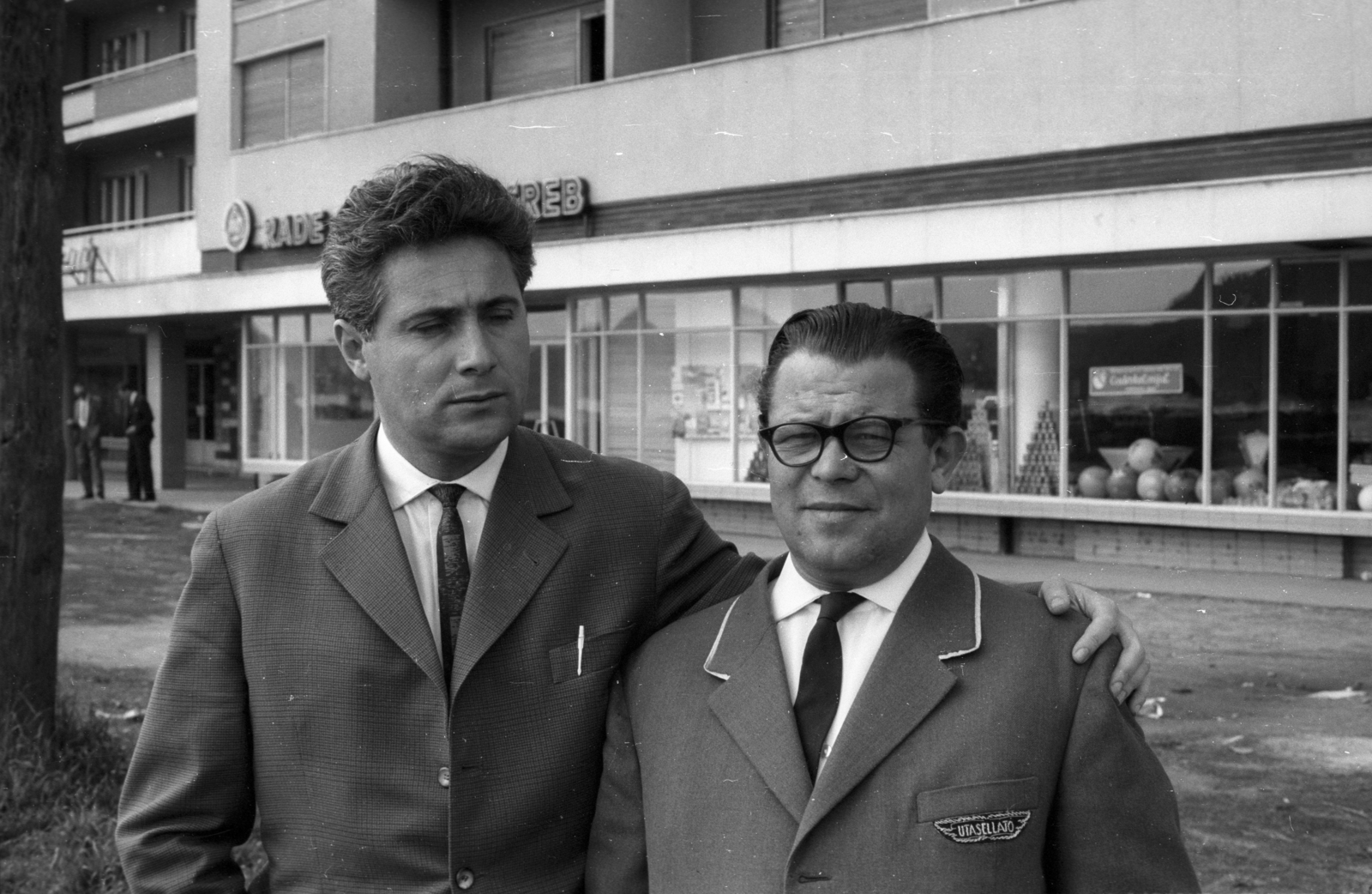 balra Fülöp János író, forgatókönyvíró., 1965, Hunyady József, karok a vállon, Fortepan #106021