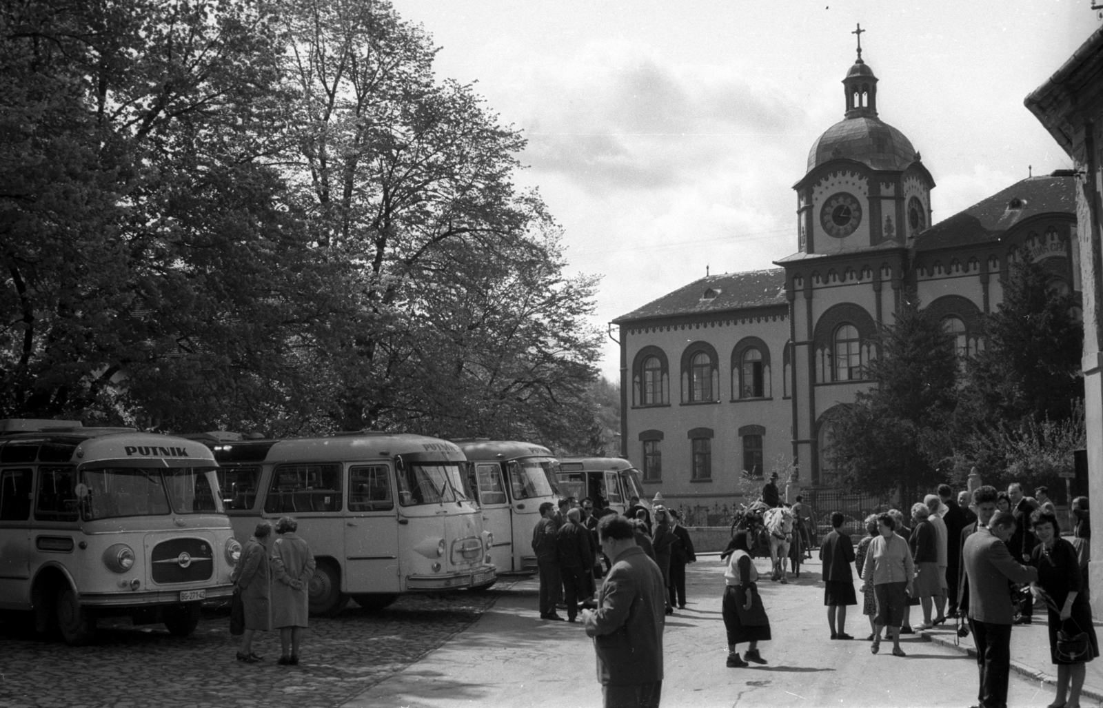 Serbia, Sremski Karlovci, Trg Branka Radičevića, szemben a Gimnázium (Karlovačka gimnazija)., 1965, Hunyady József, Fortepan #106023