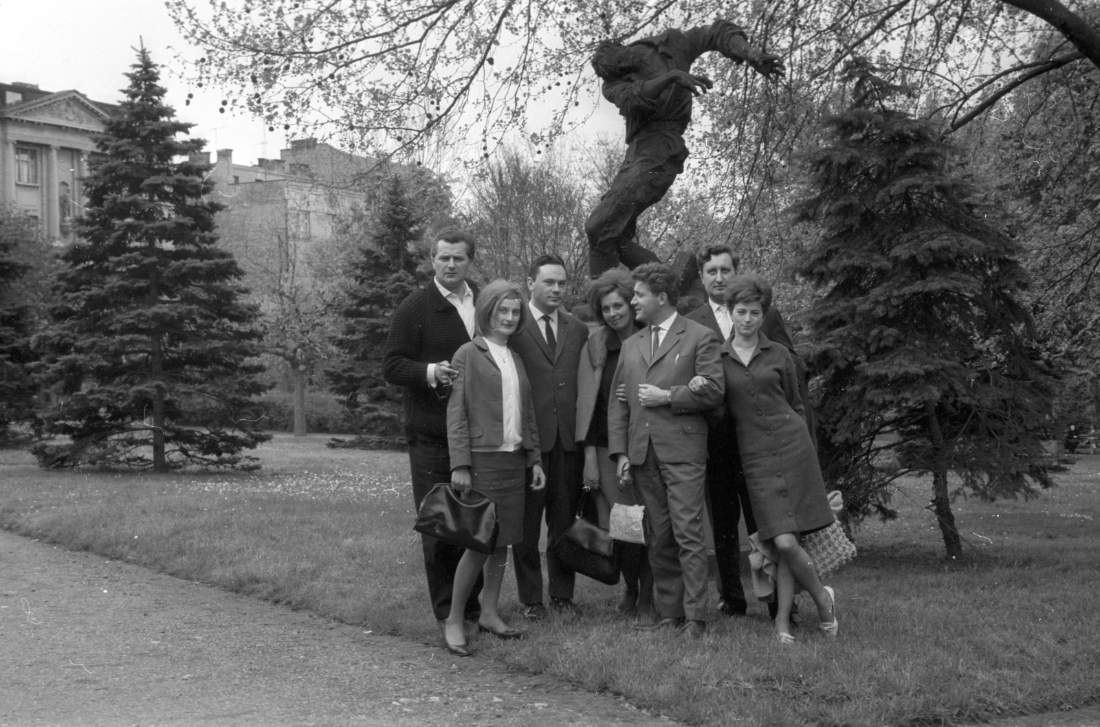 Serbia, Belgrade, Egyetemi Park, balról az első Tóth János újságíró, az ötödik Fülöp János író, forgatókönyvíró, a hatodik Illés László irodalomtörténész. A felvétel az Írószövetség jugoszláviai útján készült. Háttérben Vanja Radauš szobrászművész "Ranjenik" című szobra., 1965, Hunyady József, sculpture, Fortepan #106032