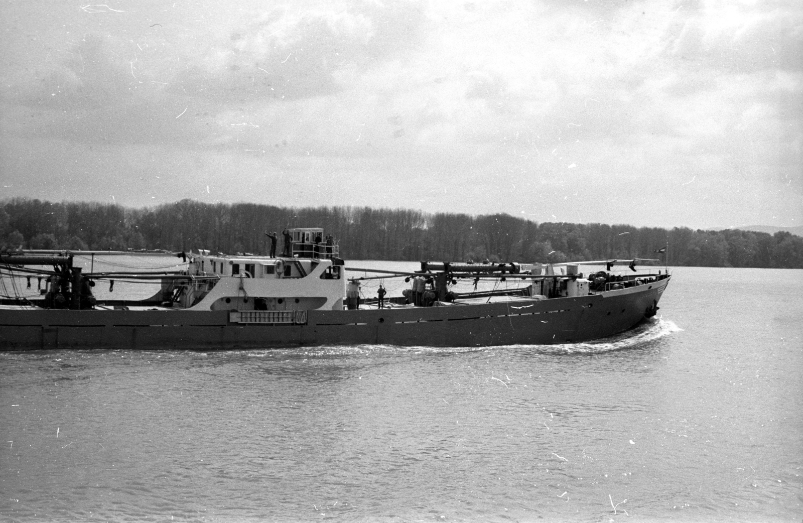 Szerbia, Szilszeg, a Szeged Duna-tengerjáró hajó a Dunán a település közelében. A felvétel az Írószövetség jugoszláviai útján, a Felszabadulás gőzhajó fedélzetéről készült., 1965, Hunyady József, Szeged hajó, Fortepan #106040