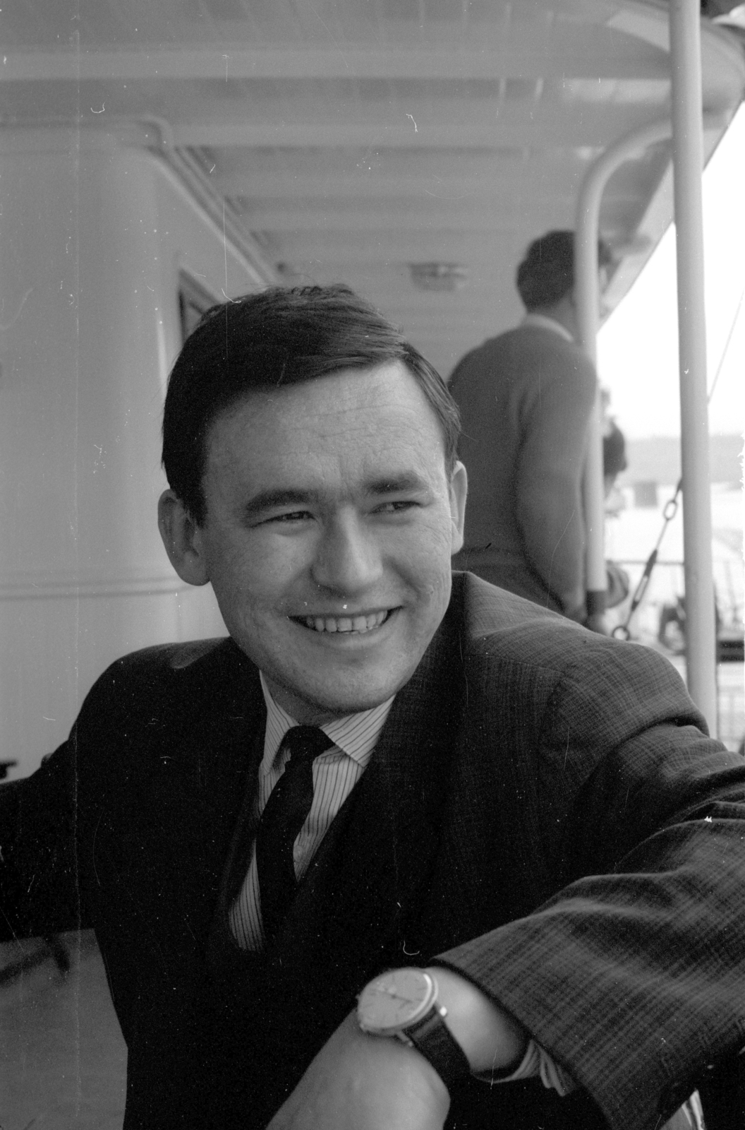 Szerbia, Újvidék, a Felszabadulás gőzhajó fedélzetén Csukás István író. A felvétel az Írószövetség jugoszláviai útján készült., 1965, Hunyady József, mosoly, karóra, Fortepan #106061