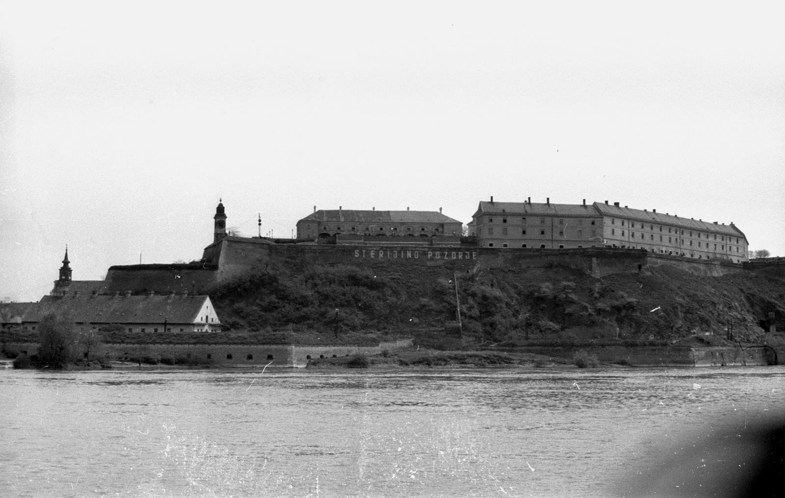 Szerbia, Újvidék, a Duna túlpartján a Péterváradi vár., 1965, Hunyady József, Fortepan #106067
