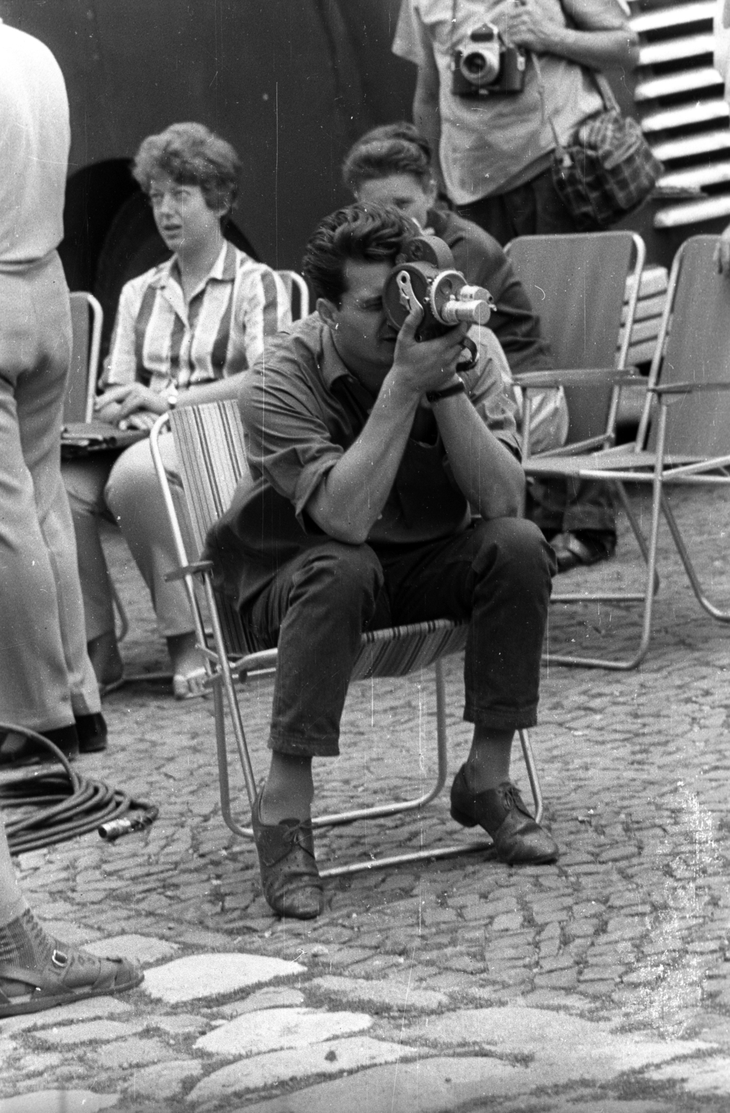 Hungary, Győr, Apor Vilmos püspök tere (Martinovics tér) a Székesegyház mellett. A felvétel Az aranyfej című film forgatásakor készült., 1963, Hunyady József, filming, camera, movie camera, Fortepan #106070