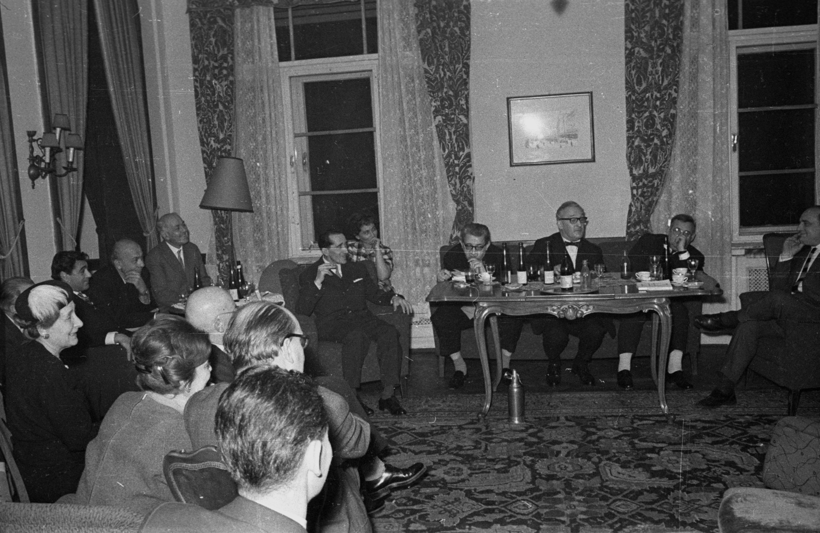 Hungary, Budapest VI., bal oldalon Somlyó György költő, mellette bal kezére könyökölve Illyés Gyula író, költő. A felvétel az Írószövetség Bajza utca 18. alatti székházában készült., 1961, Hunyady József, auto siphon, hat, curtain, floor lamp, glasses, interior, table, bow tie, lamp bracket, Budapest, Fortepan #106086
