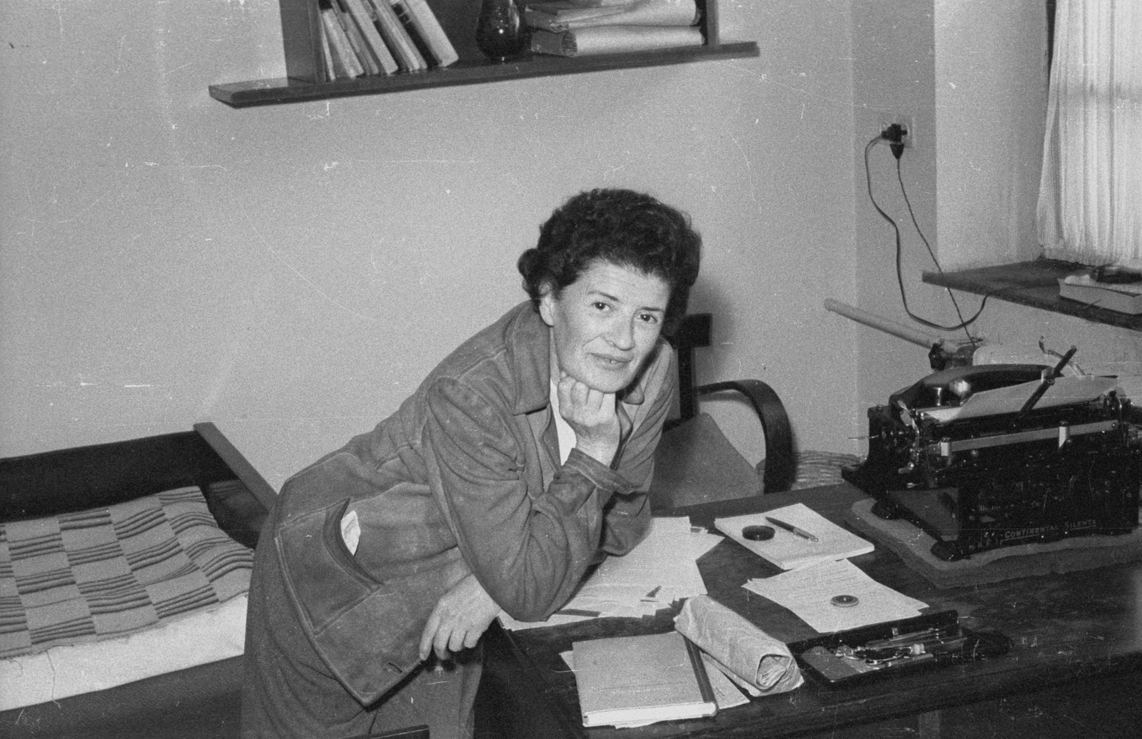 Magyarország, , 1962, Hunyady József, írógép, íróasztal, fejtámasztás, nő, Fortepan #106097