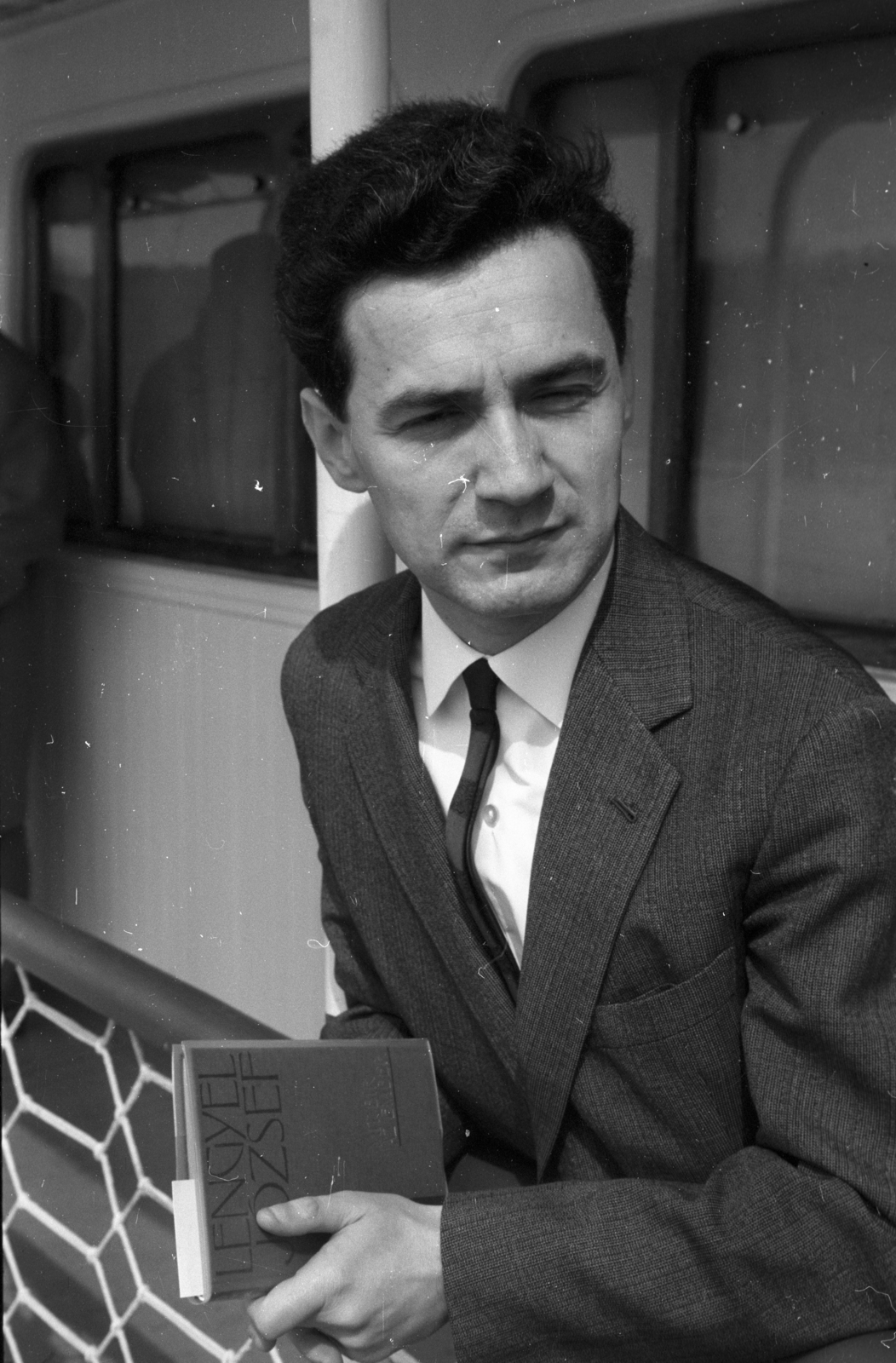 Szerbia, a felvétel a Felszabadulás gőzhajó fedélzetén az Írószövetség jugoszláviai útján készült. Fenyő István irodalomtörténész., 1965, Hunyady József, könyv, Fortepan #106137