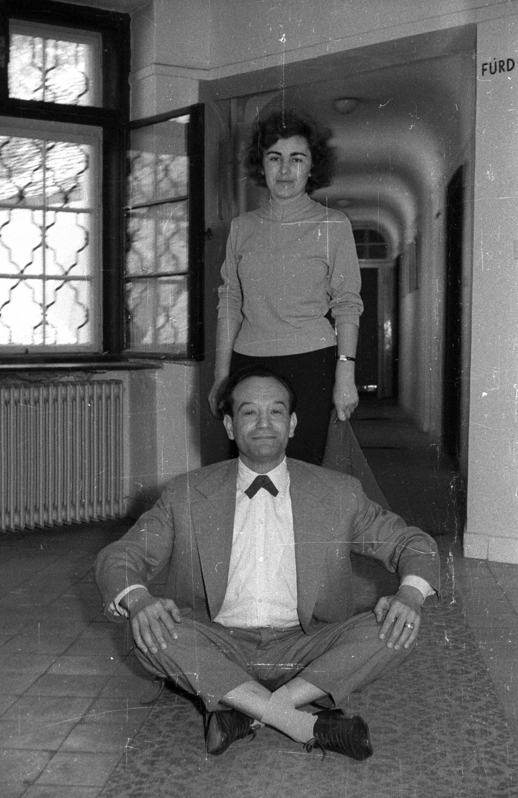 Magyarország,Balaton, Szigliget, Esterházy-kastély, Írók Alkotóháza. Zoltán Pál színész rendező, dramaturg, író., 1962, Hunyady József, törökülés, Fortepan #106171