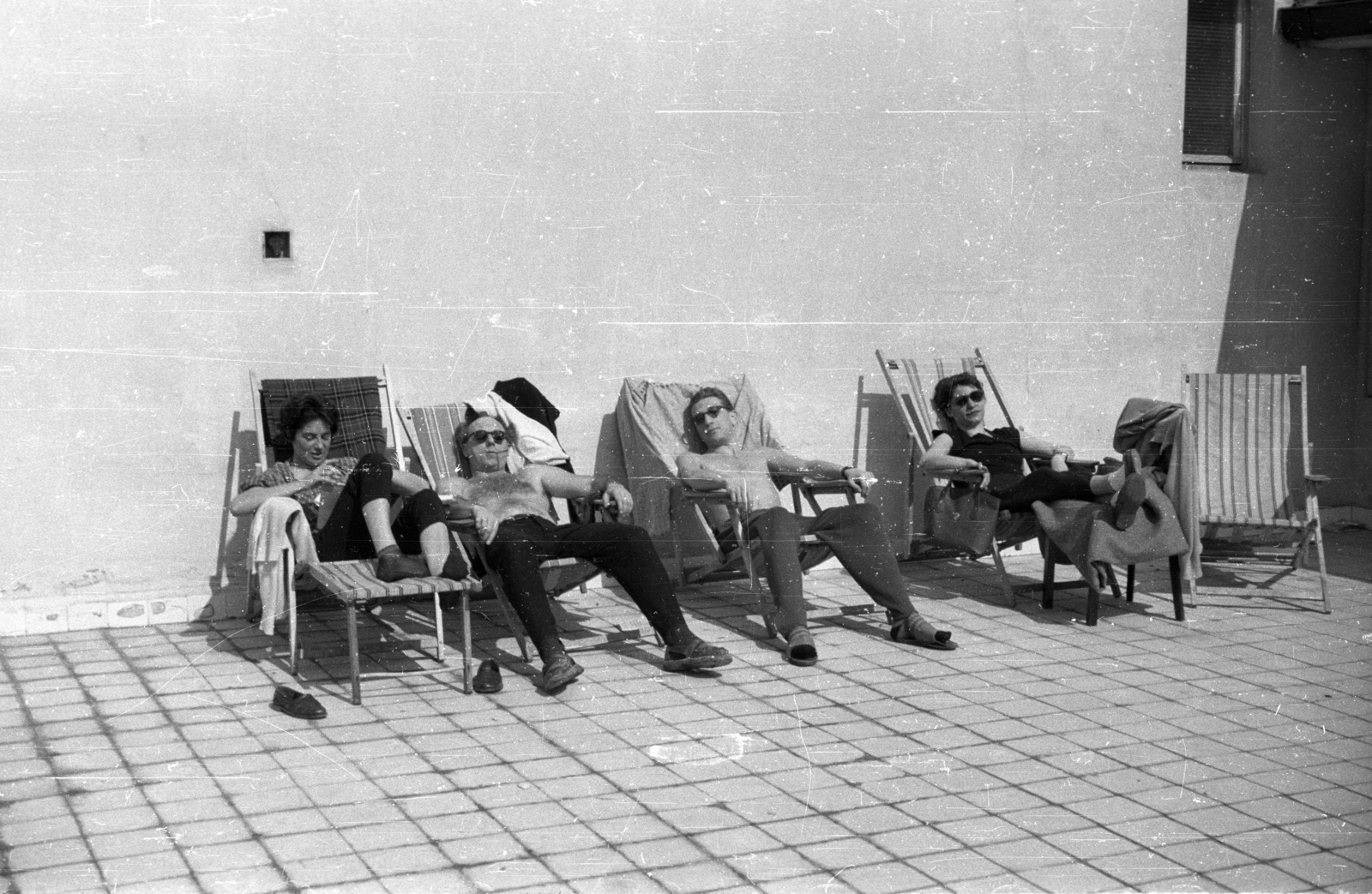 Magyarország,Balaton, Szigliget, Esterházy-kastély, Írók Alkotóháza. Jobbról a második Ungvári Tamás író., 1962, Hunyady József, pihenés, nyugágy, Fortepan #106205