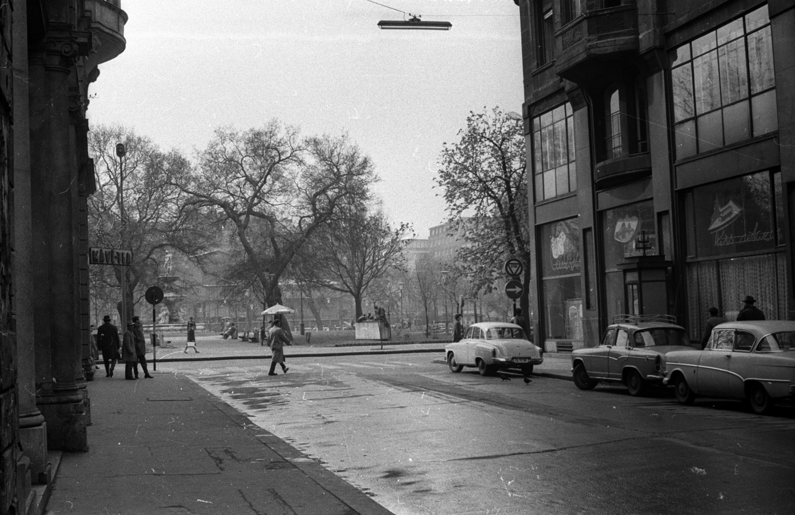 Magyarország, Budapest V., Sas (Guszev) utca a József Attila utca és az Erzsébet (Engels) tér felé nézve. A téren a Danubius-kút és a Népdal című szobor., 1964, Hunyady József, Wartburg 311/312, Budapest, Opel Rekord, Simca Aronde, Fortepan #106214