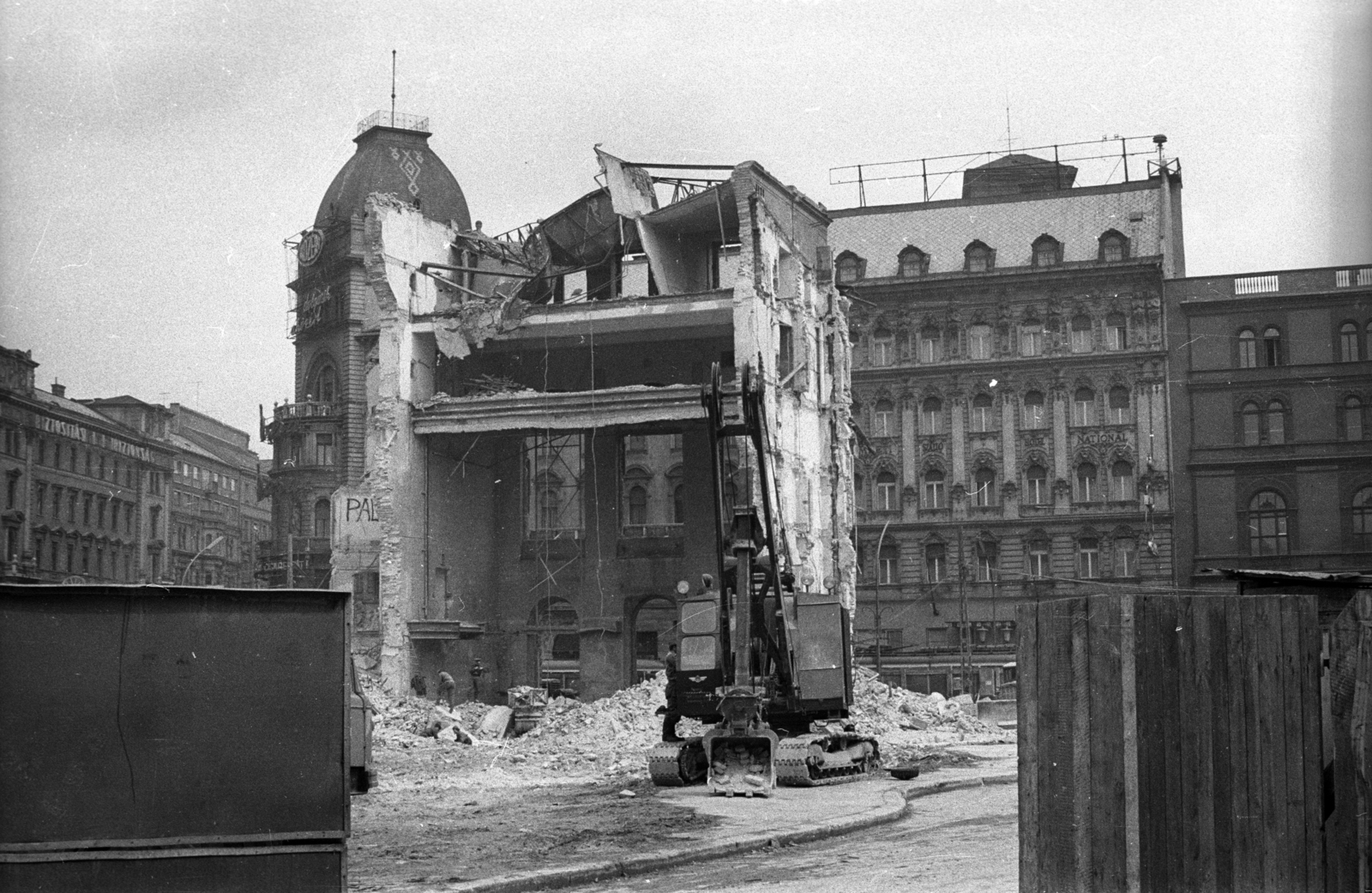 Magyarország, Budapest VIII., Blaha Lujza tér, a Nemzeti Színház bontása., 1965, Hunyady József, épületbontás, Budapest, Fortepan #106221