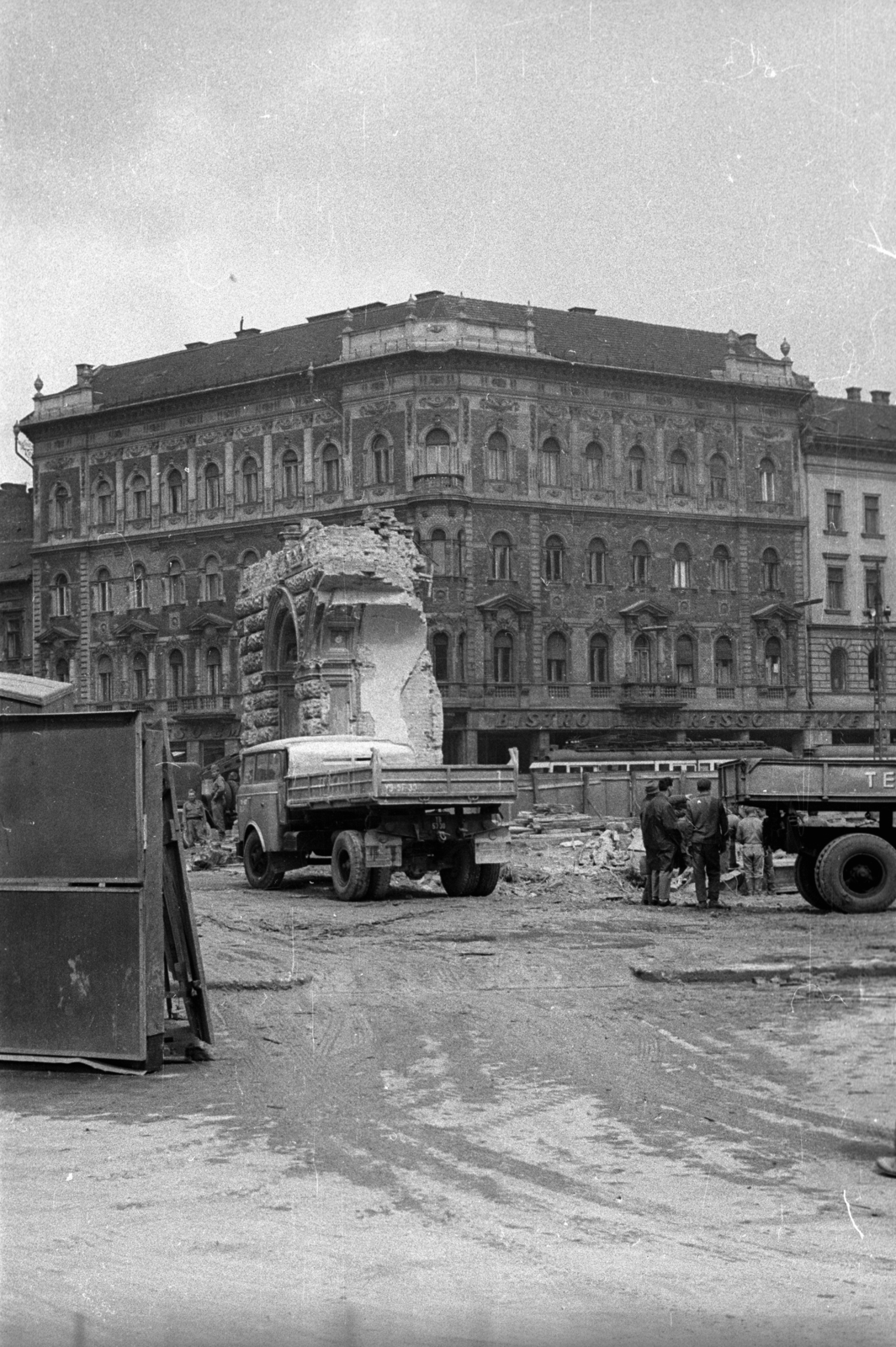 Magyarország, Budapest VIII., Blaha Lujza tér, a Nemzeti Színház bontása., 1965, Hunyady József, épületbontás, Budapest, Fortepan #106223