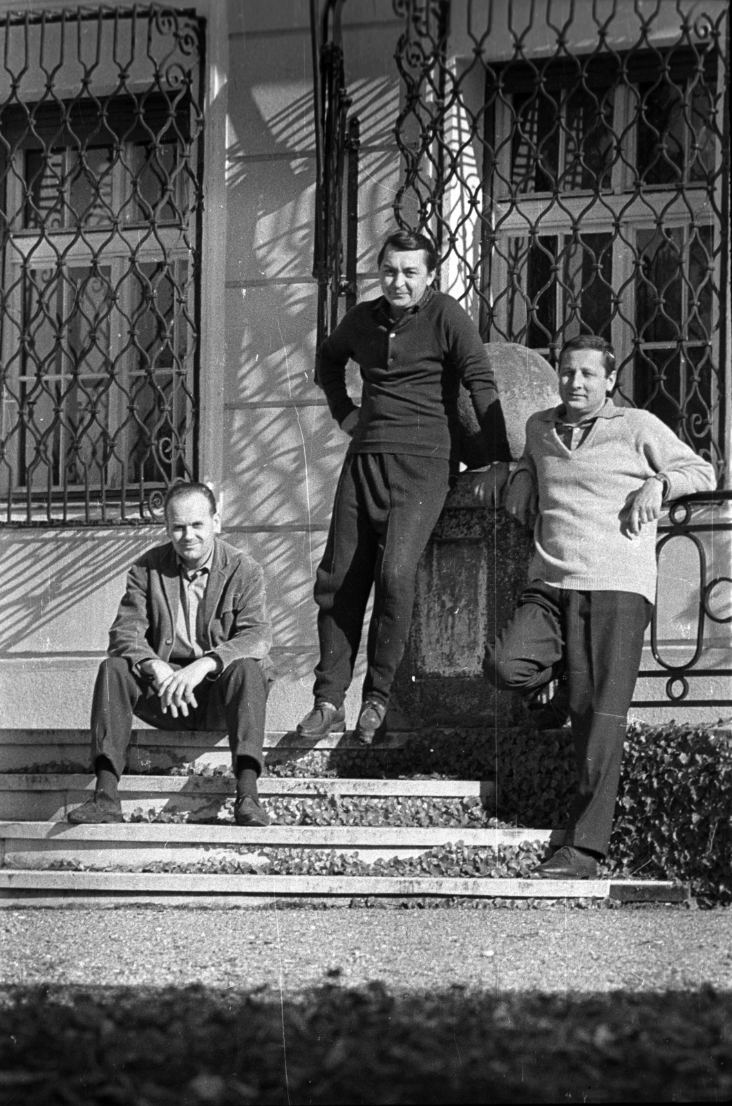 Hungary,Lake Balaton, Szigliget, Esterházy-kastély, Írók Alkotóháza. Balról Gáll István, Maróti Lajos, Szakonyi Károly írók., 1964, Hunyady József, Fortepan #106224