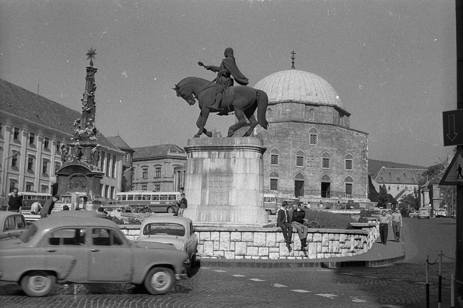 Magyarország, Pécs, Széchenyi tér, Szentháromság-szobor, Hunyadi János szobra és a Dzsámi., 1962, Hunyady József, emlékmű, Ikarus 620/630, mecset, lovas szobor, Moszkvics 402, ÁMG 407, Ikarus 557, Hunyadi János-ábrázolás, Fortepan #106236