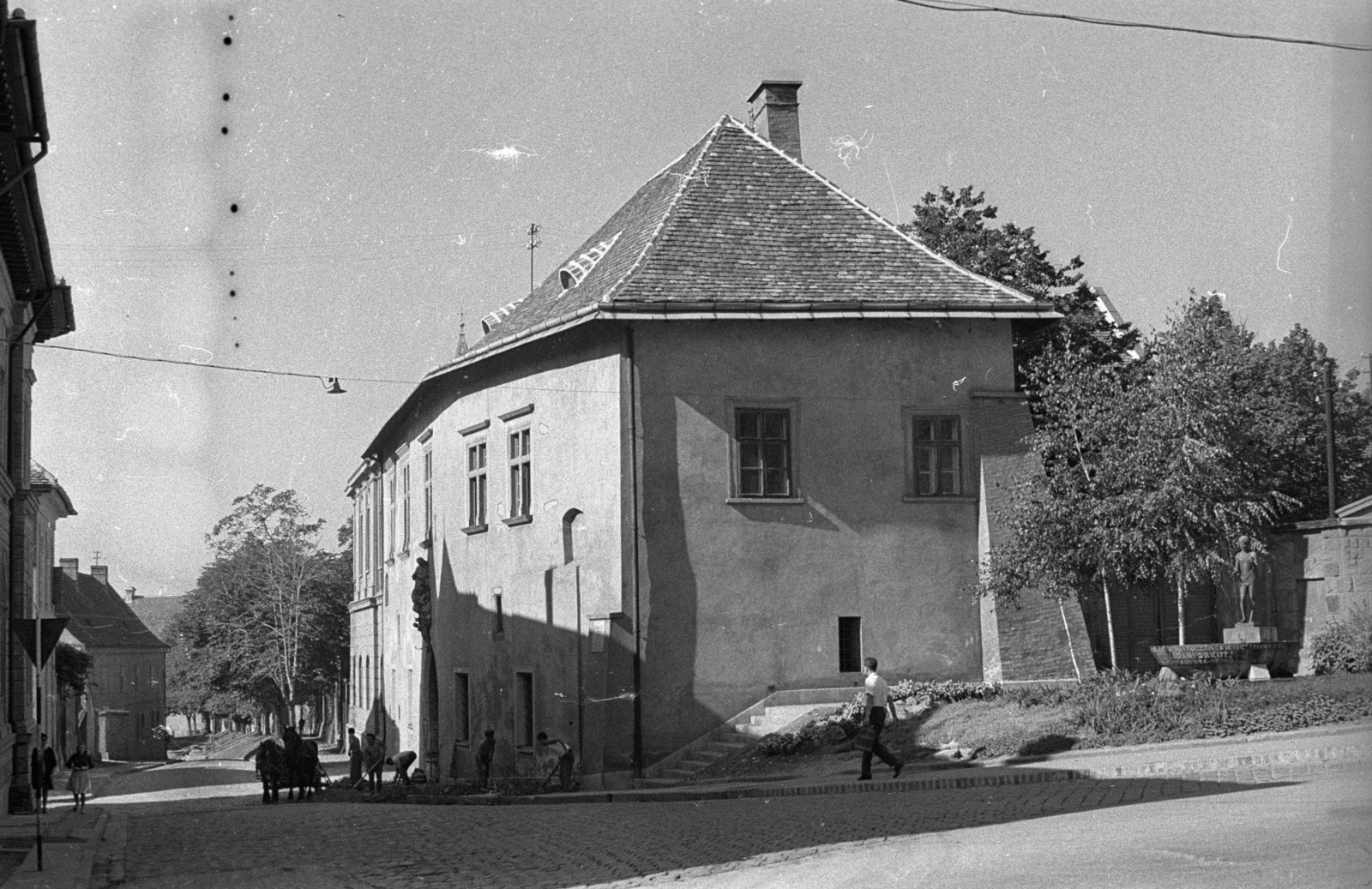 Magyarország, Pécs, Káptalan utca, szemben a Zsolnay Múzeum, mellette az Aranyos-kút a Hunyadi János utcától nézve., 1962, Hunyady József, Fortepan #106240