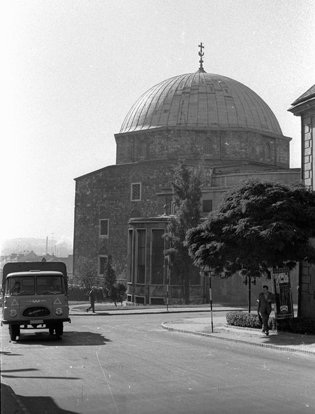 Hungary, Pécs, Hunyadi János utca a Széchenyi tér és a Dzsámi felé nézve., 1965, Hunyady József, street view, mosque, Robur Lo 2500/ Lo 2501, Fortepan #106244