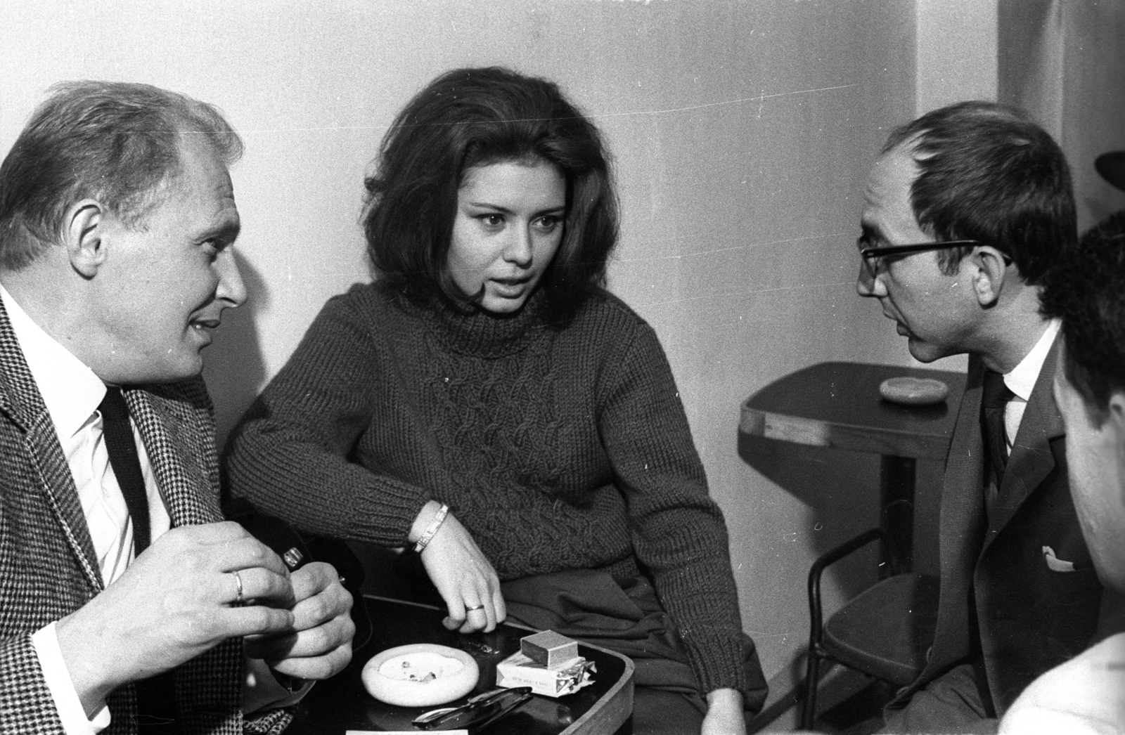 Hungary, Kőszeg, Jurisics tér, Lábas-ház, jobbra Palásthy György filmrendező. A felvétel a Sok hűség semmiért című film forgatásakor készült., 1966, Hunyady József, filming, Fortepan #106252