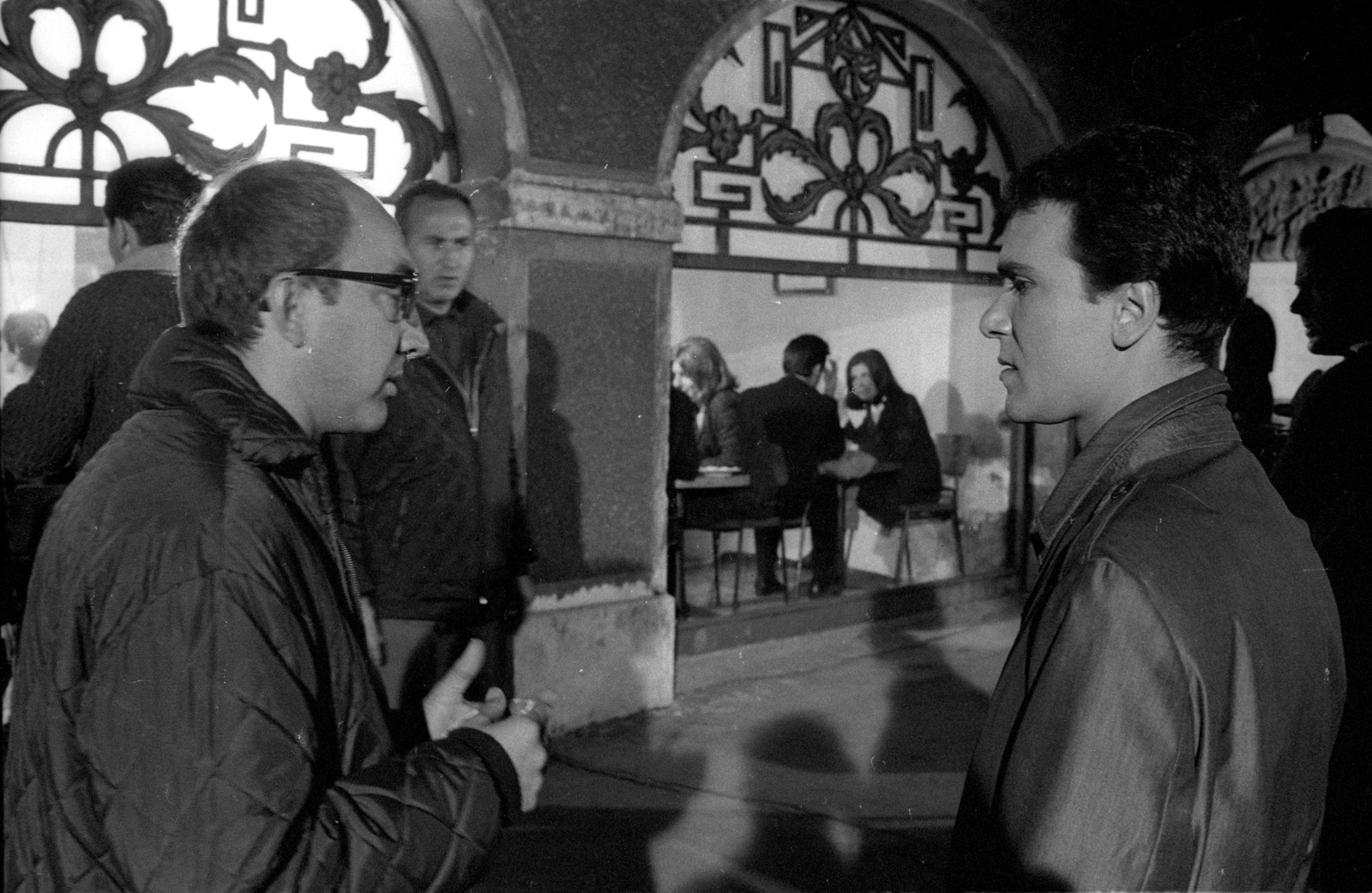 Hungary, Kőszeg, Jurisics tér, Lábas-ház, balra Palásthy György filmrendező, jobbra Tordy Géza színművész. A felvétel a Sok hűség semmiért című film forgatásakor készült., 1966, Hunyady József, filming, Fortepan #106253