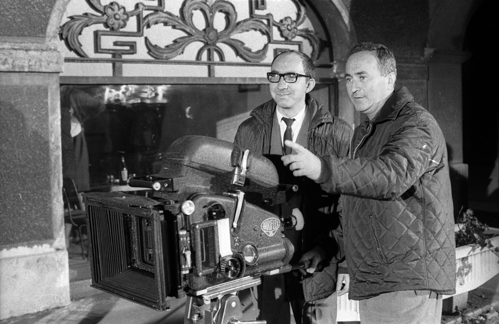 Hungary, Kőszeg, Jurisics tér, Lábas-ház, balra Palásthy György filmrendező, jobbra Forgács Ottó operatőr. A felvétel a Sok hűség semmiért című film forgatásakor készült., 1966, Hunyady József, filming, movie camera, Fortepan #106255